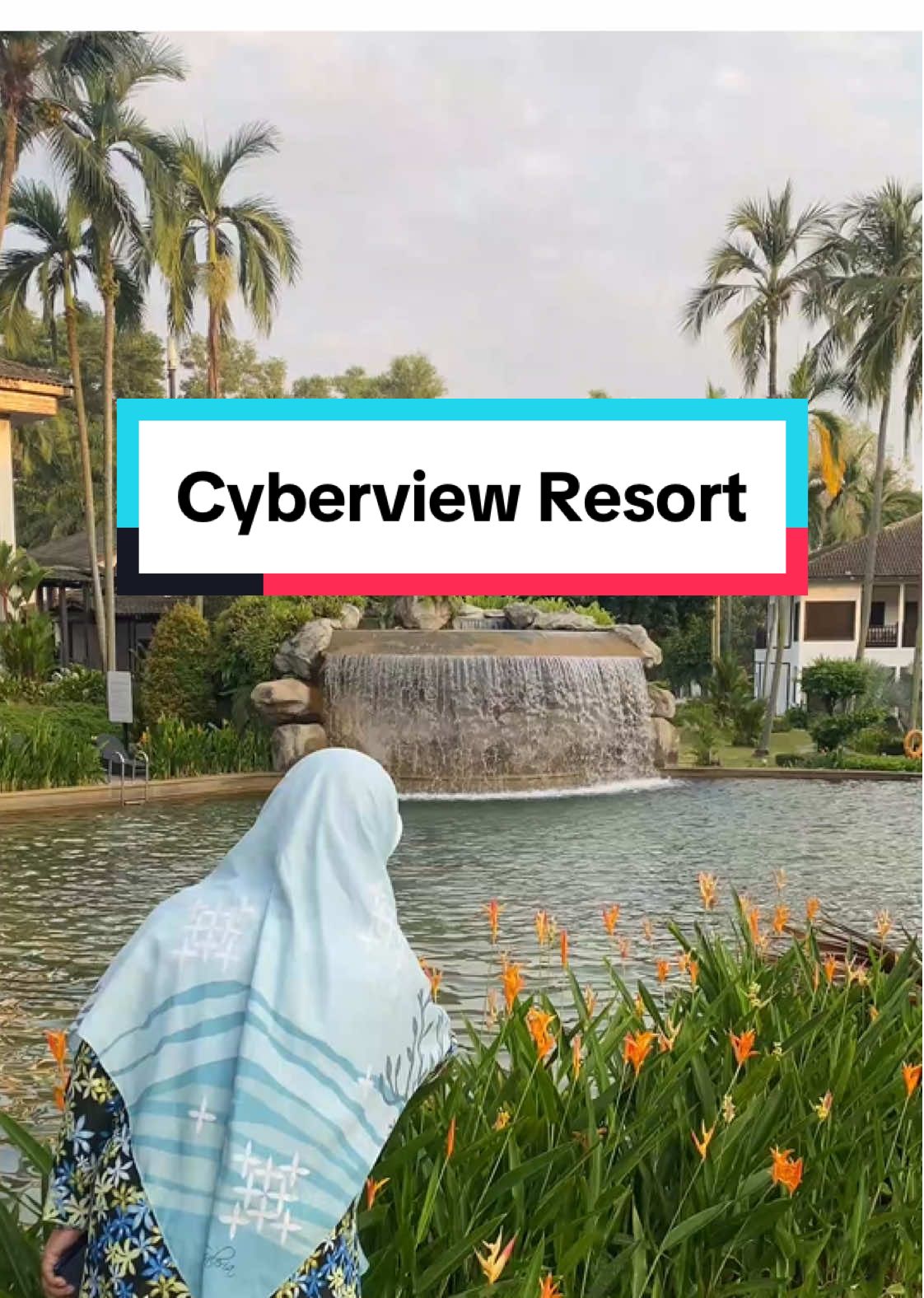 Cyberview Resort ni memang hidden gem dekat Cyberjaya. Masuk je kawasan dia, terus rasa macam kat resort tepi pantai—penuh dengan pokok hijau, kolam yang luas, dan suasana tenang gila. Kalau cari tempat nak lari dari kesibukan KL, sini memang port terbaik #matdin#misi100villa#villamalaysia 