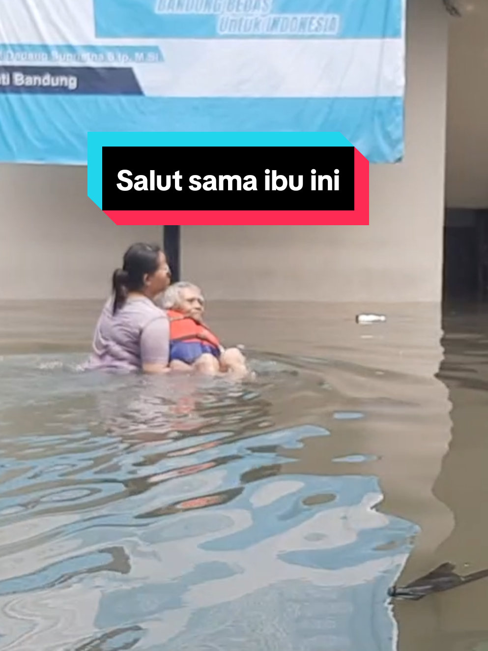 Ibu-ibu evakuasi seorang lansia yang terjebak banjir,,,semoga jadi ladang ibadah buat ibu nya aamiin.... #banjir #evakuasi #lansia #banjirbandung #banjirdayeuhkolot #kabupatenbandung #bencanaalam #bencanabanjir #bandungselatan #wanitahebat #wanitakuat #jawabarat 