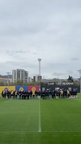 Antes del entrenamiento el equipo FC Barcelona hacen un minuto de silencio a memoria del Dr. Carles Miñarro García🖤🕊 D.E.P😢🕊#Barcafootball#foryou❤️💙