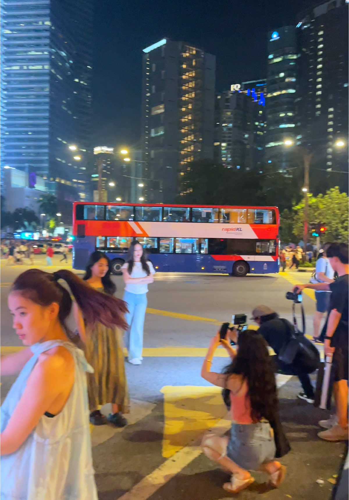 KL’s most viral photo spot at 9 PM! 📸✨ Tourists & photographers in action with the iconic Petronas Towers. Who’s taking their next shot here? 👀📷 #kualalumpur #photospot #nightvibes #klcc #placetovisit 