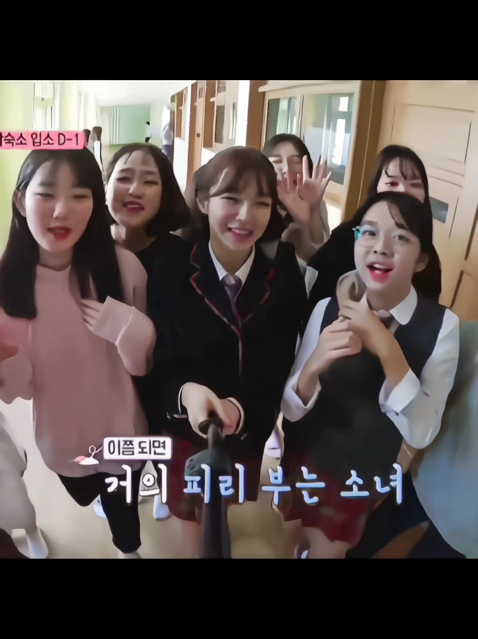 Funny how the whole school claims to be their friend now 👀 #fromis_9 #jiheon #baekjiheon #school #kpop #프로미스나인 #flover #fyp 