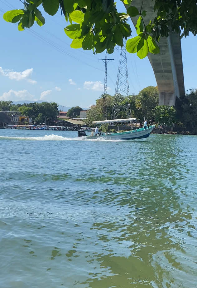 🫶🏻Se viene el verano 🥵 🌿🏞️ Río Dulce, Guatemala: Un Paraíso Natural y Cultural 🌊🐦 Río Dulce es un destino impresionante en Izabal, Guatemala, famoso por su biodiversidad 🌱, aguas cristalinas 💦 y paisajes espectaculares. Este río conecta el Lago de Izabal 🏝️ con el Mar Caribe 🌊, pasando por el majestuoso Cañón de Río Dulce 🏞️, rodeado de altos acantilados y exuberante selva tropical 🌿. 🌿 Fauna y naturaleza: Aquí habitan manatíes, aves exóticas 🦜 y una gran variedad de peces 🐠. 🏰 Historia y cultura: Visita el Castillo de San Felipe ⚔️, una fortaleza colonial que protegía la región de los piratas. 🌡️ Aguas termales: Relájate en sus famosas aguas calientes naturales. 🏖️ Playas paradisíacas: Disfruta de Playa Blanca, un rincón de arena suave y aguas cristalinas. 🚣‍♂️ Aventura y ecoturismo: Explora en kayak, paseos en lancha 🚤 o simplemente relájate en este entorno único. Además, cerca de Río Dulce se encuentra Livingston 🎶, donde puedes conocer la vibrante cultura garífuna y su deliciosa gastronomía 🥘. ¡Río Dulce es el destino perfecto para conectar con la naturaleza y la aventura! ✨🌎