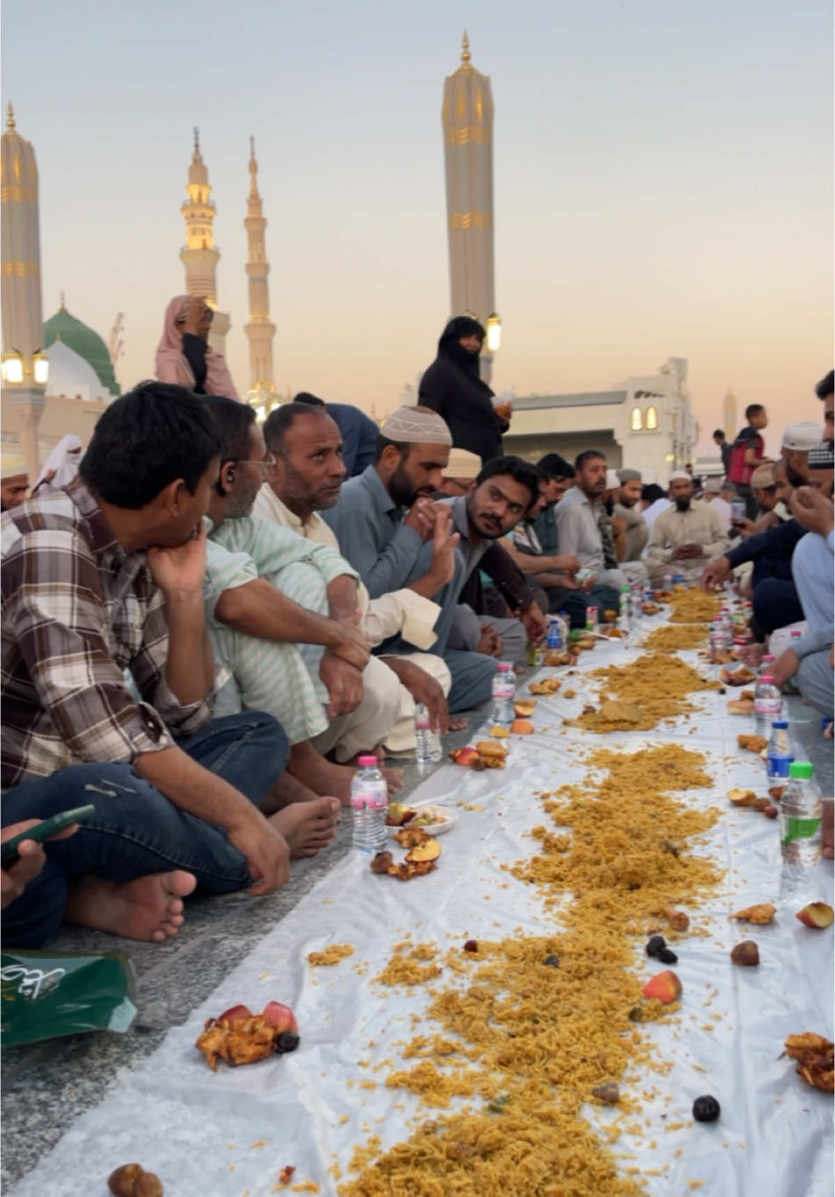 Iftar❤️#fypシ #fypage #ksa🇸🇦 #masjidenabvi😍❤️ #MASHALLAH #videoviral #tik 