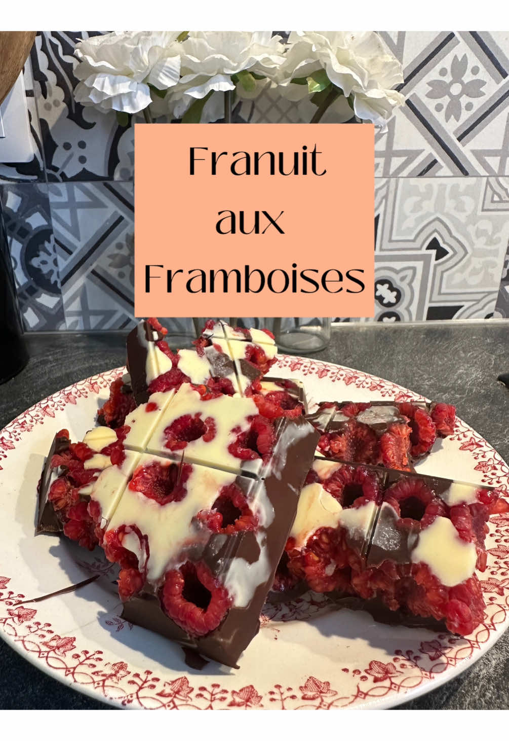 ✨ La tendance du moment : une tablette chocolat-framboises aussi belle que gourmande ! 🍫🍓 Ultra facile à faire à la maison… Qui teste ? 👀💖 #RecetteFacile #FoodTendance#Foodie#food#gourmandise #franuit #chocolate #chocolat 