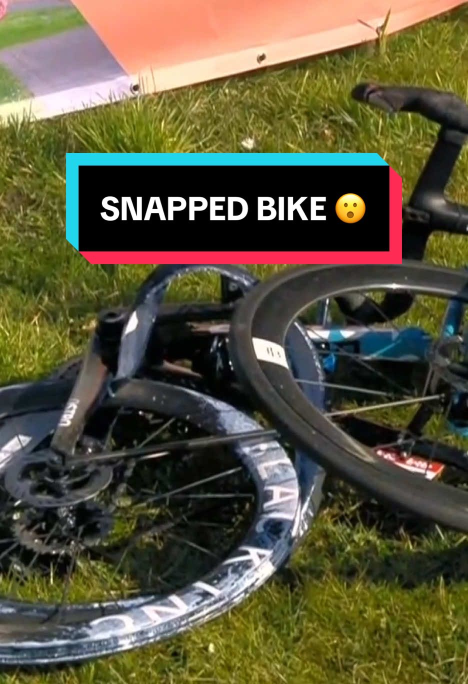 Not sure it's supposed to look like that...😬 Floris Van Tricht is ok, but his bike is not! 🥲 #cycling #roadcycling