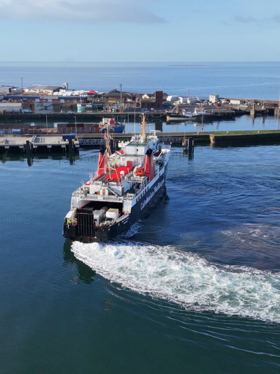 Calmac unstoppable old lady the  Isle of Arran ferry ♥️🏴󠁧󠁢󠁳󠁣󠁴󠁿 #isleofarran #ferry #ship #vessel #Scotland #drone #shorts 