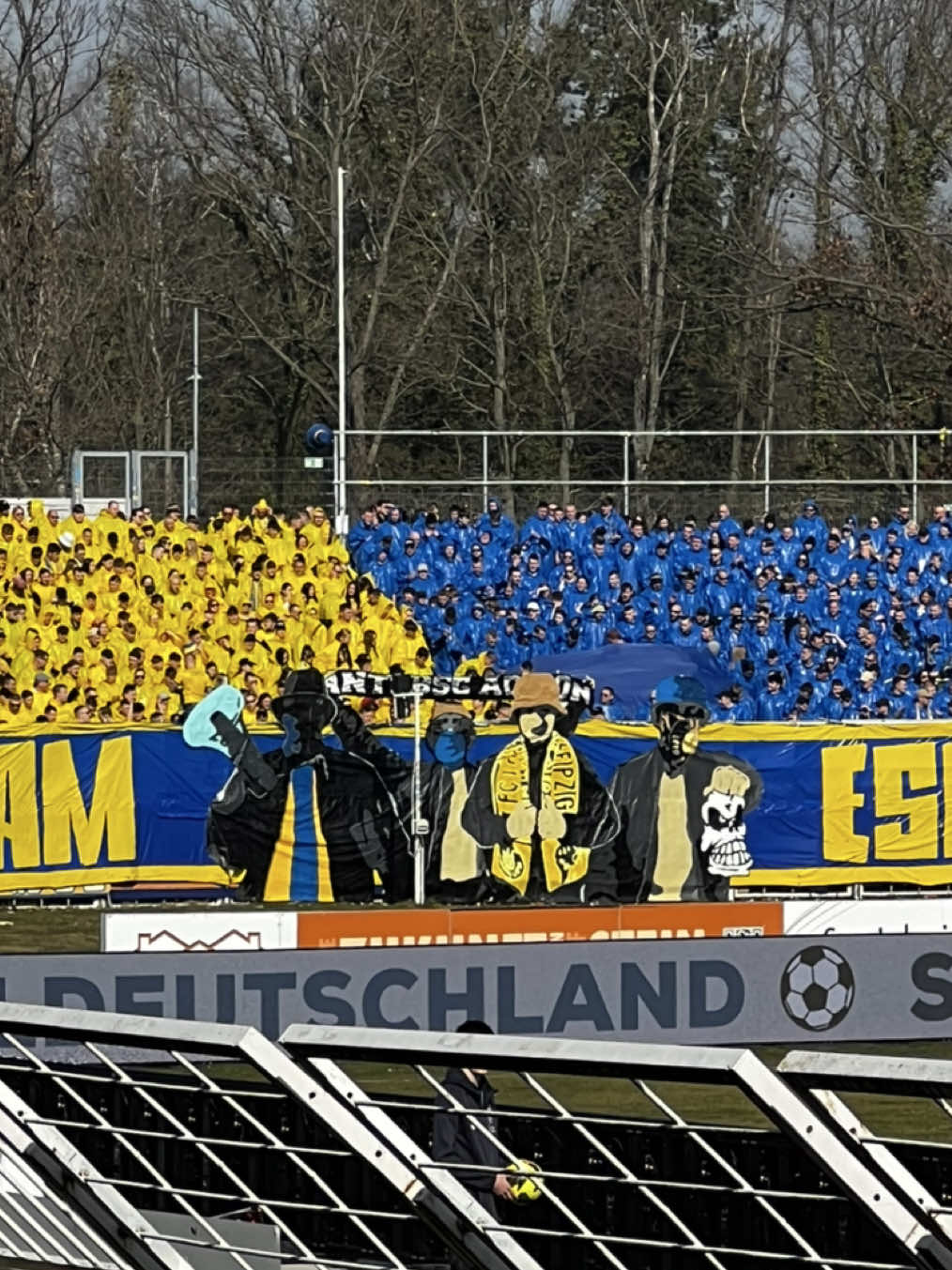 09.03.2025 | 1. FC Lokomotive Leipzig - FC Carl Zeiss Jena | Z: 7500 #fclokomotiveleipzig #lok #lokomotive #lokleipzig #fcl #fanszenelokomotive  #leipzig #regionalliga #brunoplachestdion #carlzeissjens #fccz #jena #fccarlzeissjena #ultras #hordaazzuro #hordaazzuro2001 #südkurvejena #pyro #LOKFCC #fu3ball #matchday #spieltag #ultras #stadionatmosphäre #stadion #groundhopping #groundhoppinggermany #footballgermany #stadiontouristen #⚽️ #🇩🇪 