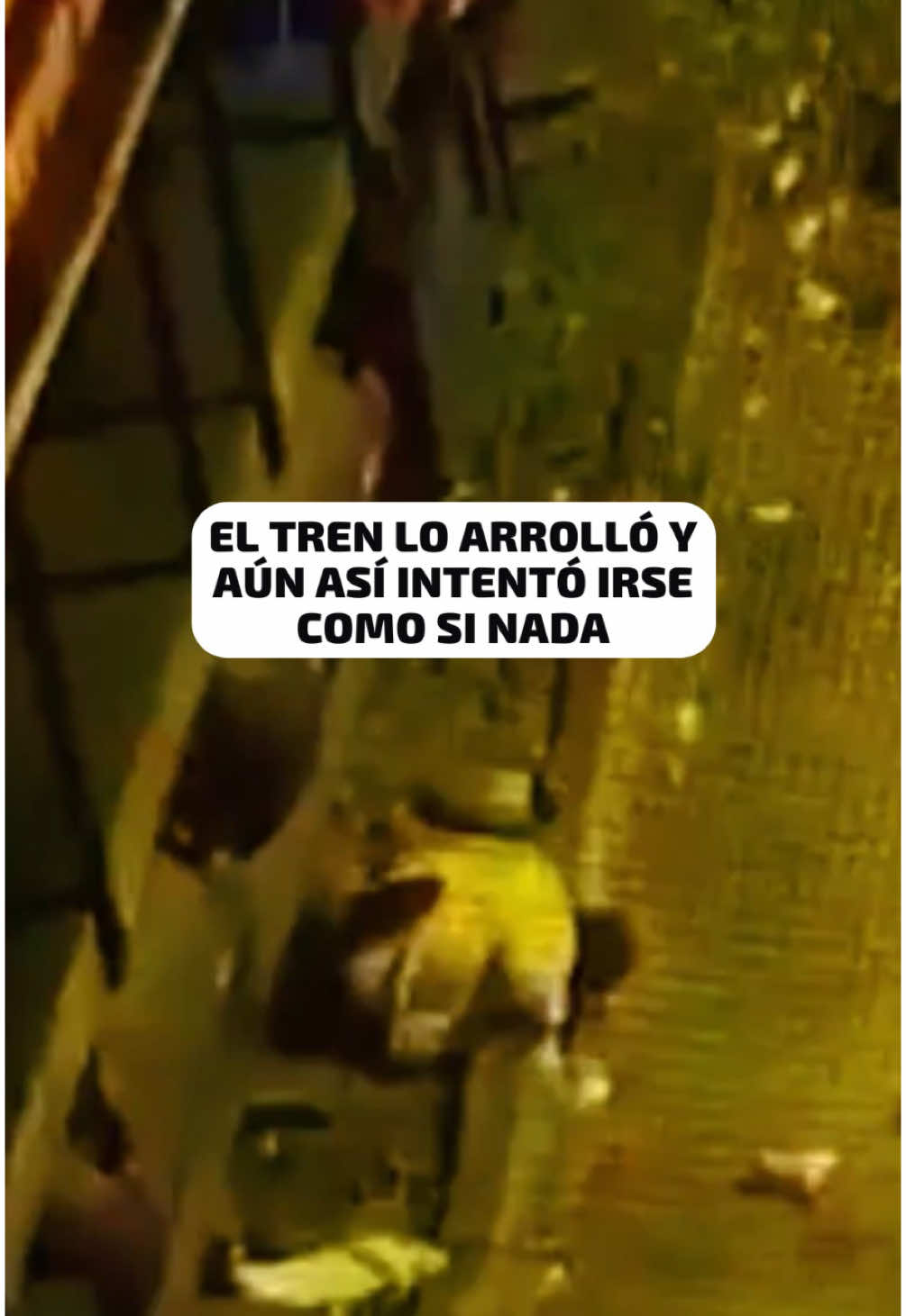 🚨 IMPACTANTE 🚨| Se quedó dormido en los rieles en Ate, el tren le pasó encima, pero se levantó y quiso irse. Ocurrió anoche en Horacio Zevallos. El serenazgo lo trasladó al hospital de Vitarte para su evaluación. 🚆⚠️  #Ate #Noticias #Seguridad #perú 