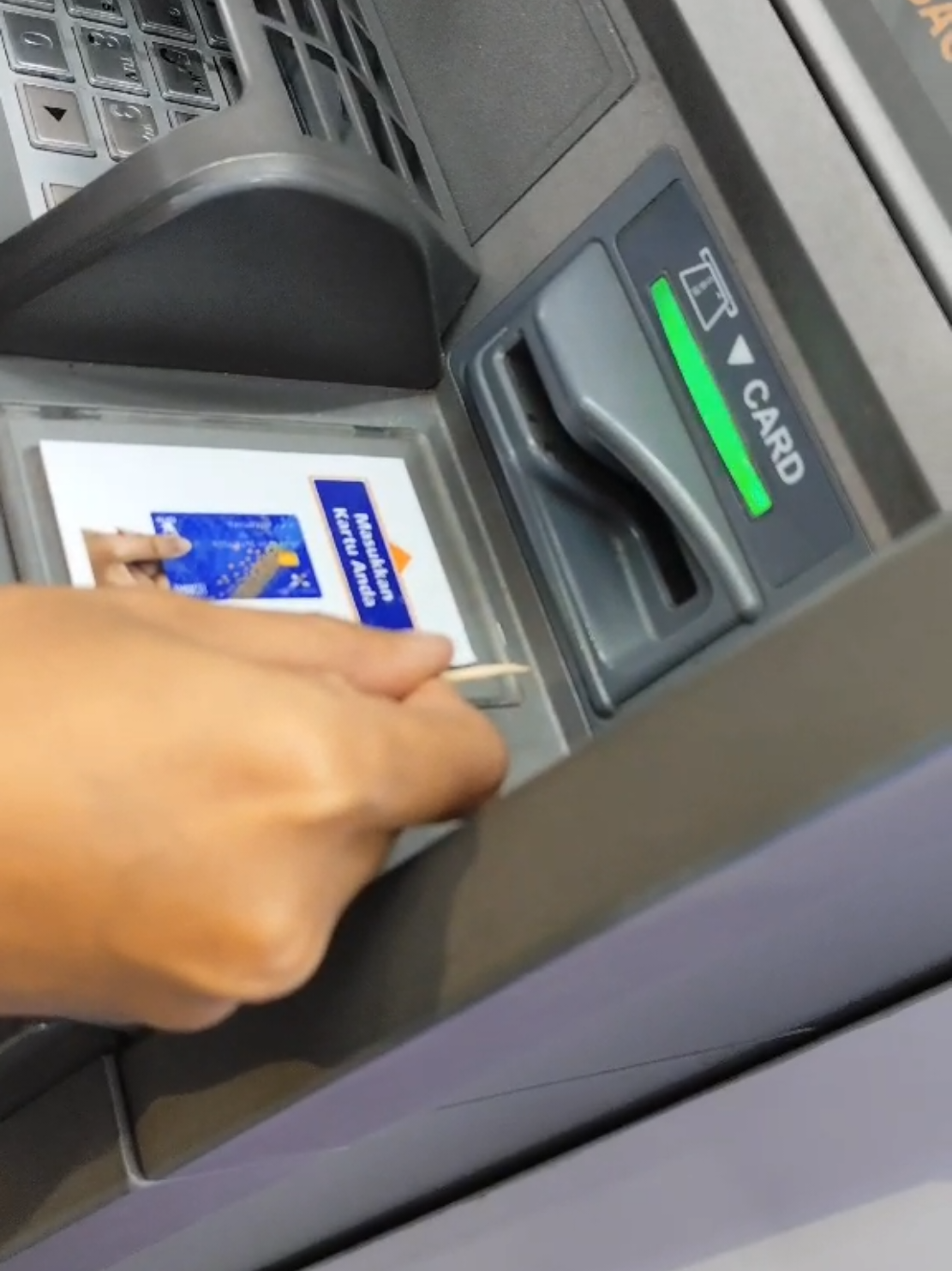 Jadi cerita nya banyak konsumen yg komplen kartu ATM nya ga bisa masuk , dan setelah di cek ada kayu batang korek api di ganjal didlm nya, kalau masuk mungkin ATM nya gabisa keluar lg.  Tetap hati2 dimanapun kalau ada sesuatu mencurigakan cek dan langsung lapor,takut kejadian ini terjadi dan merugikan diri sendiri dn orang lain.  #atmbersama #bri #bni #infojakarta #ramadhan2025 