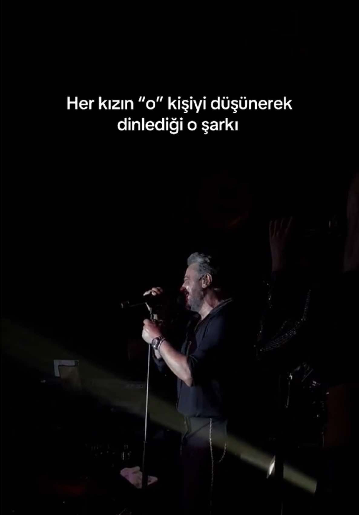 Tekrar tekrar dinleyebilirim 😩 #konser #emrealtuğ #fyp #keşfet 