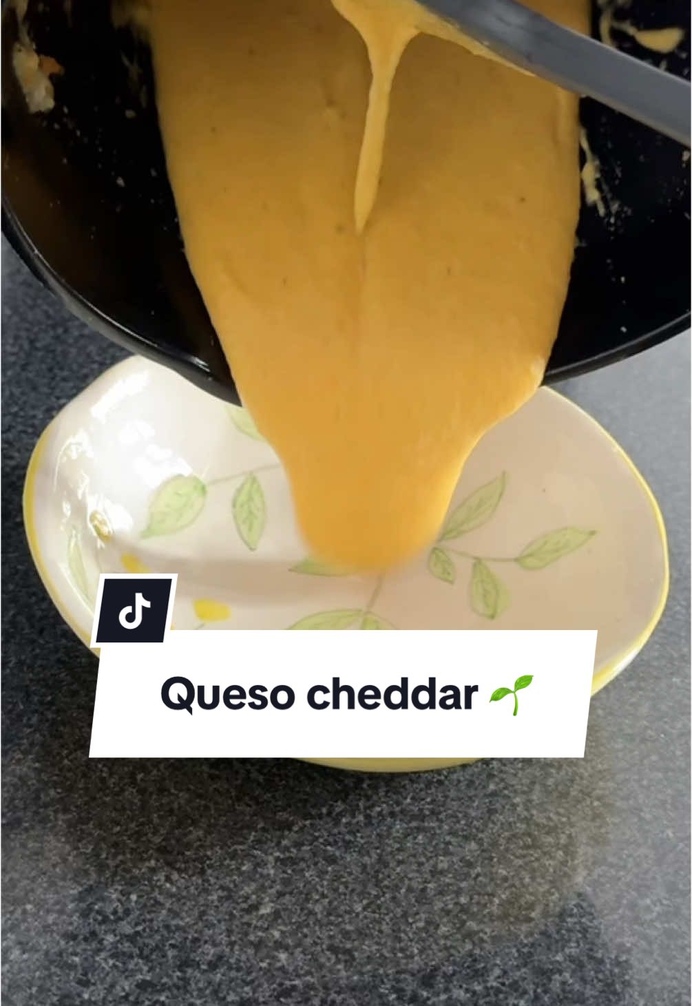 🧀✨ Queso cheddar vegano – versión cremosa y adictiva 🤤 🍽️ Ingredientes: ▪️ 1 patata mediana (330 g) ▪️ 1 zanahoria (90 g) ▪️ 1/4 taza de anacardos (60 g) ▪️ ⅓ taza de levadura nutricional ▪️ 1 cucharada y media de zumo de limón ▪️ 1 cucharadita de vinagre de manzana ▪️ 1 cucharada de ajo en polvo ▪️ 1 cucharada de mostaza de Dijon ▪️ 1/4 taza de bebida vegetal ▪️ Sal y pimienta al gusto 👩‍🍳 Paso a paso: 1️⃣ Hierve la patata, la zanahoria y los anacardos hasta que estén bien tiernos. 2️⃣ Escurre y tritura con el resto de ingredientes hasta obtener una textura cremosa. 3️⃣ Prueba y ajusta de sal y pimienta. 🥄 ¡Y listo! Ahora solo queda disfrutarlo con nachos, pasta o lo que más te guste. 💡 La levadura nutricional le da ese sabor tan intenso a queso y, además, es una excelente fuente de vitaminas del grupo B y proteínas vegetales. 👉 Guárdala y echa un vistazo a mi último vídeo de Youtube si te apetece ver más ideas de quesos vegetales ✨ #QuesoVegano #CheddarVegano #RecetasVeganas #CocinaSaludable #ComidaPlantBased #Nutricionista #CocinaConAri #Dietista