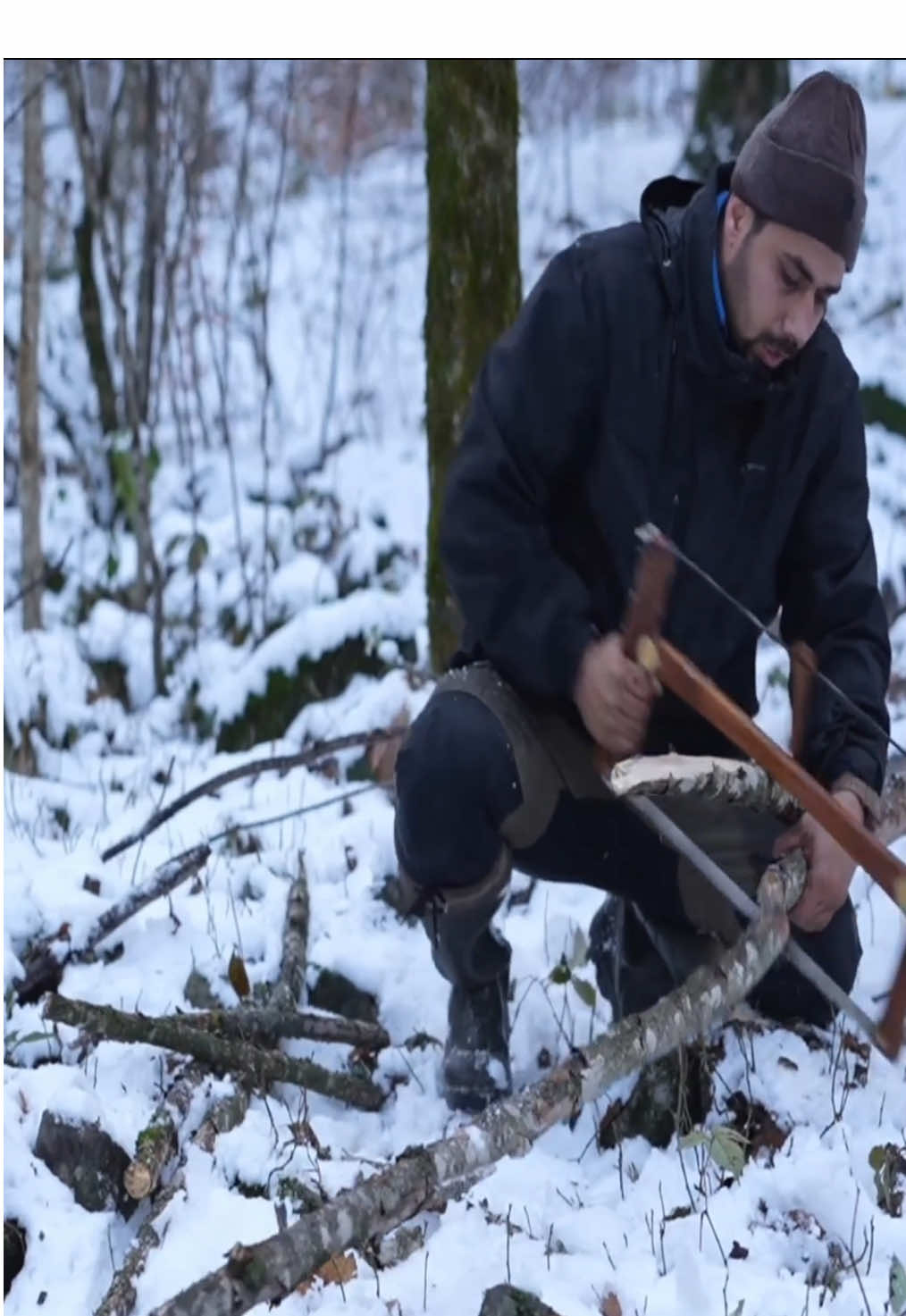 Dois dias de sobrevivência extrema na neve! ❄️🔥🏕️ Este homem corajoso decidiu acampar sozinho na neve por 2 dias, montando seu próprio acampamento em diferentes locais. No primeiro dia, ele construiu um abrigo simples para enfrentar a noite gelada. No segundo dia, elevou o desafio e montou seu acampamento suspenso sobre a fogueira, usando o calor para se proteger do frio intenso e garantir conforto em meio à paisagem congelada. Uma verdadeira demonstração de resistência, estratégia e adaptação à natureza selvagem! 🌨️🔥🌲 #snowcamping #winteradventure #bushcraft #solocamping #survivalcamping #campinginthesnow #extremeweather #offgridlife #firecraft #outdooradventure #wildernesscamping #cozycamping #adventuretime #exploremore #natureescape #campinglife #winterwonderland