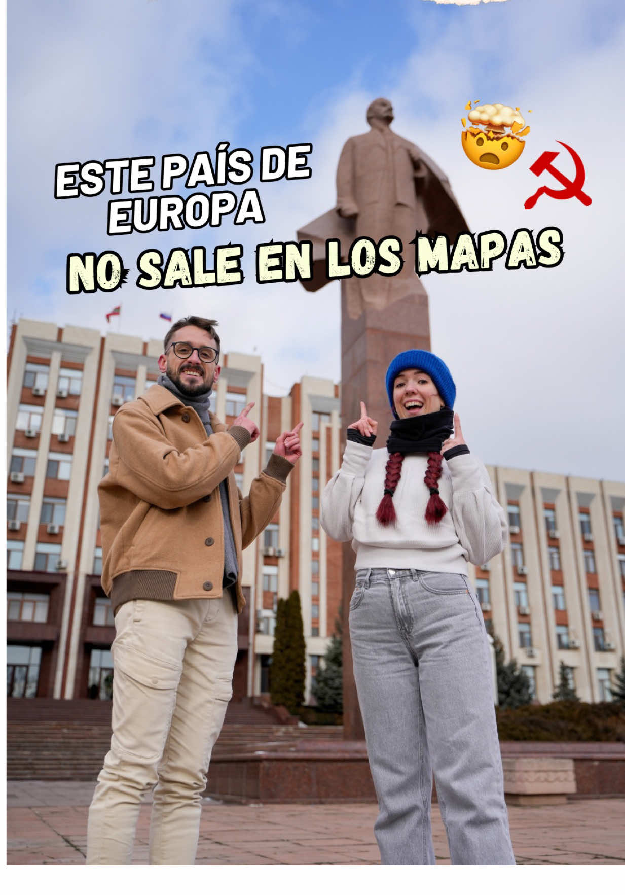 Vas a ALUCINAR con este lugar 🤯🫢 ¿Lo conocías? • Nuestra última aventura viajera ha sido conocer Transnistria, un país no reconocido dentro de Europa y del que seguramente nunca habías oído hablar 😳 Pero claro… es que NO EXISTE!! ¿O sí? 🧐 • Acabamos de volver del país más desconocido y curioso de toda Europa. Es la última república soviética que queda en pie y está LLENO de estatuas e iconografía de esa época, así que caminar por sus calles es como retroceder en el tiempo.  • En este vídeo te contamos algunas de sus infinitas curiosidades, como sus monedas DE PLÁSTICO 😅 pero si quieres saber mucho más síguenos para no perderte nada. • Cuéntanos si te atreverías a viajar a este lugar y si te sonaba de algo, aunque fuera por el fútbol 😜⚽️ • #viajesentiktok #viajesporeuropa #europa #moldavia #transnistria #pridnestrovie #lugaresincreibles #lugaresdesconocidos #viajaconmigo #viajeros #SabiasQue #curiosidades