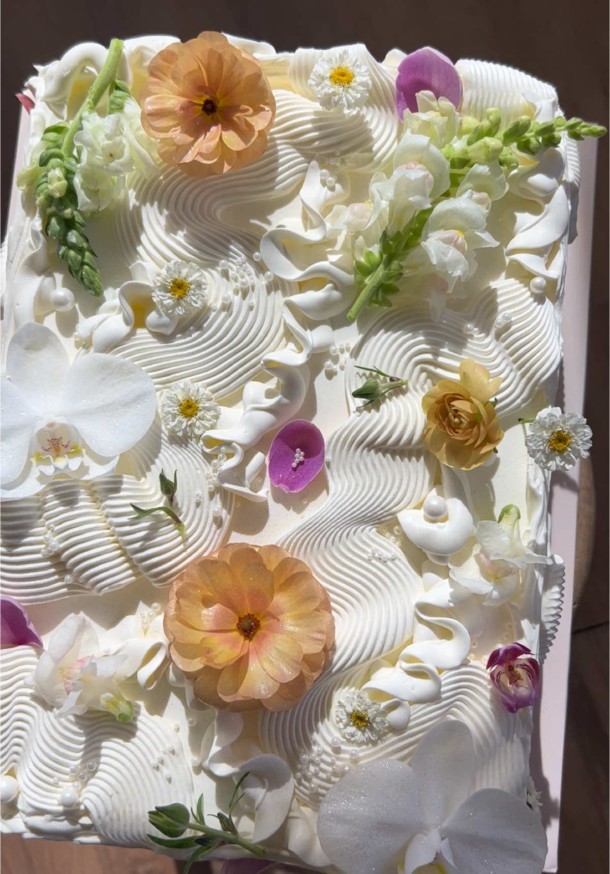 Another day, another beautiful cake scape  #beautifulcakesontiktok #cakeasmr #whimsicalcakes #sheetcake #weddingcakeideas #homebaker #bakersoftiktok 