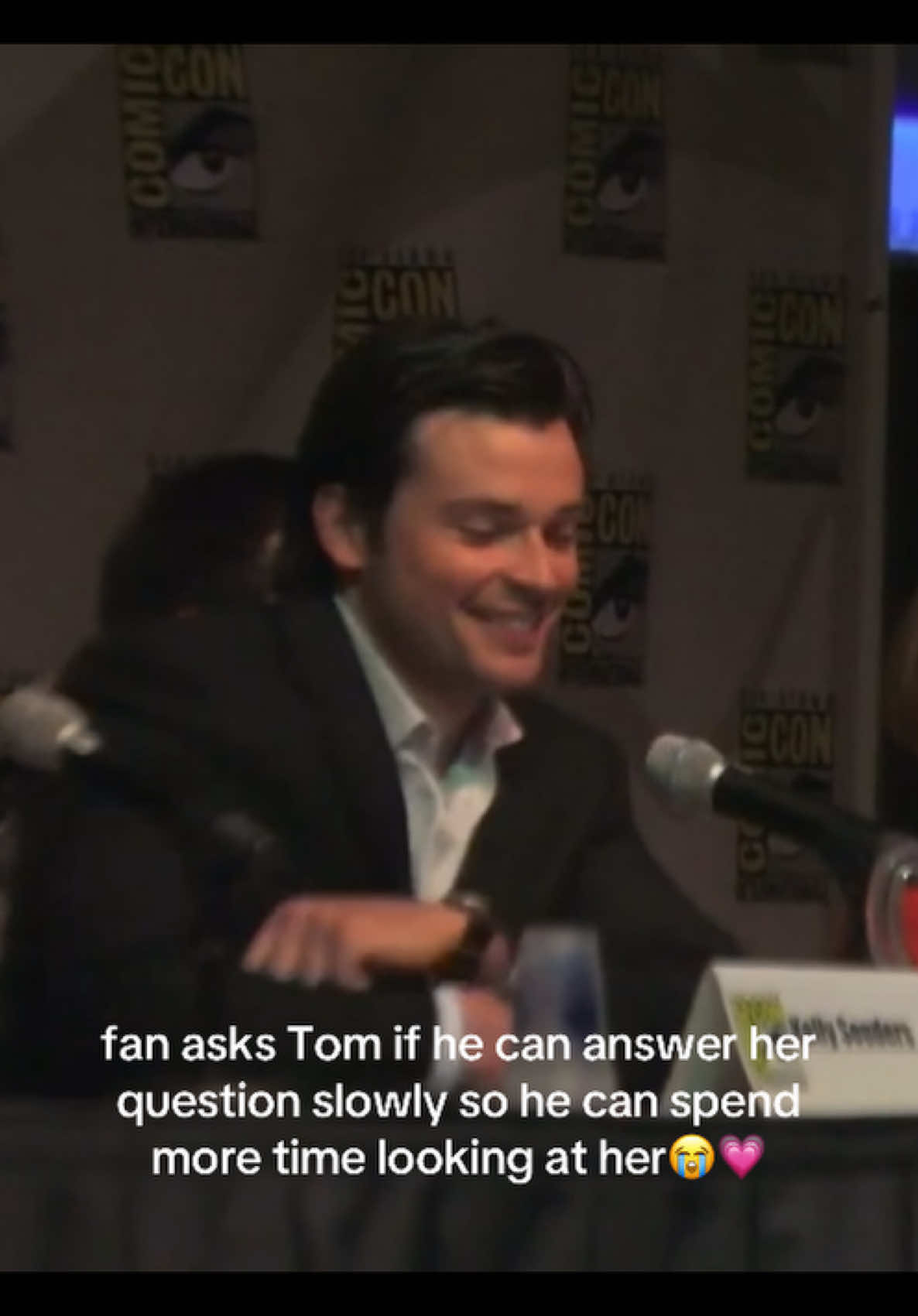 i understand her so much that you guys can't imagine... tom's face really shows that he loved the question and at the same time he was a little embarrassed but he knows perfectly well the charm that he brings wherever he goes. | #tomwelling #tomwellingedit #comiccon #smallville #smallvilleedit #clarkkent #clarkkentedit #fyp #tomwellingsmallvile #comiccon2009 #superman #supermanedit #man #makeup #girls #husbandmaterial #clarkkentsmallville #fan #primevideo #relatable #couplegoals #Relationship 