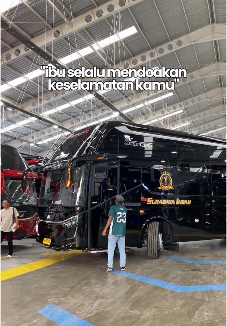 Yang baperan boleh pulang😋🤙🤪 #fyppppppppppppppppppppppp #videobus #newsurabayaindah #busntb #mercy2445 #sr3 #karoserilaksana #mercedes #cinematicbus #ramadhanrace #toltransjawa 