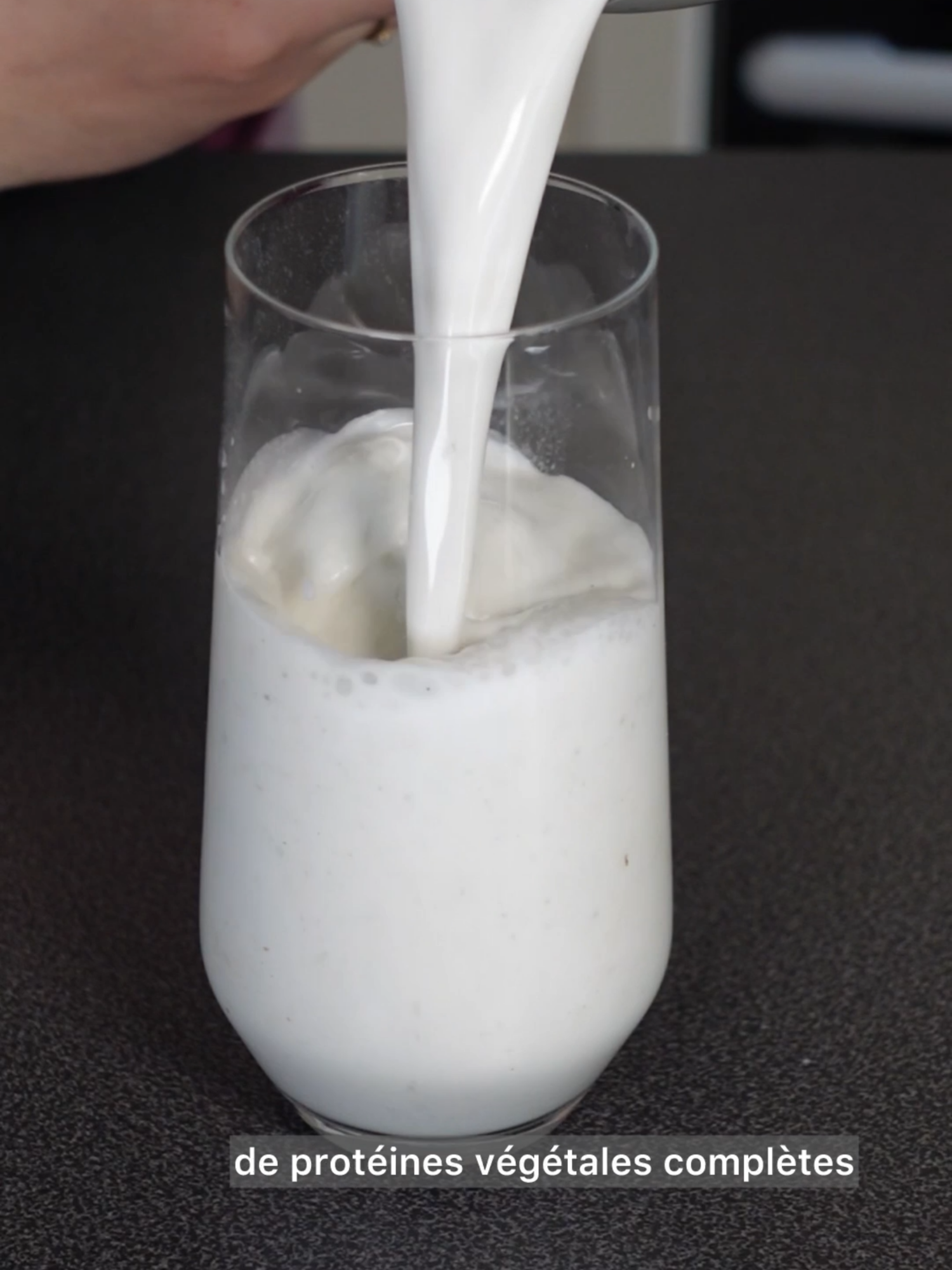 👇Lait de chanvre👇🥛 Abonne-toi à @le.renard.et.les.raisins pour plus de recettes faciles et surprenantes Enregistre ce post pour ne jamais perdre la recette 💌 👉 Cette boisson végétale est sans sucre ajouté, sans huile et sans sel. 👉 Elle est riche en protéines végétales complètes (le chanvre contient les 9 acides aminés essentiels), environ 3g de protéines par tasse, mais aussi en vitamines et minéraux tels que le magnésium, le zinc, le fer et le phosphore. 👉 Elle est également faible en glucide et à index glycemique bas. Pour la réaliser il suffit de mixer 100g de graines de chanvre décortiquées avec 1 litre d’eau. Il n’est pas nécessaire de filtrer la préparation. Réserver 4 jours maximum au réfrigérateur et secouer la bouteille avant de servir. ✨ On peut également mixer 1 datte pour plus de douceur, ou encore un peu de vanille ou de cannelle. [ Recette facile rapide simple sans gluten sans lactose sans lait végétal végétalien végétarien nutritif healthy idée petit déjeuner goûter sans sucre healthy sain de saison fait maison express ]