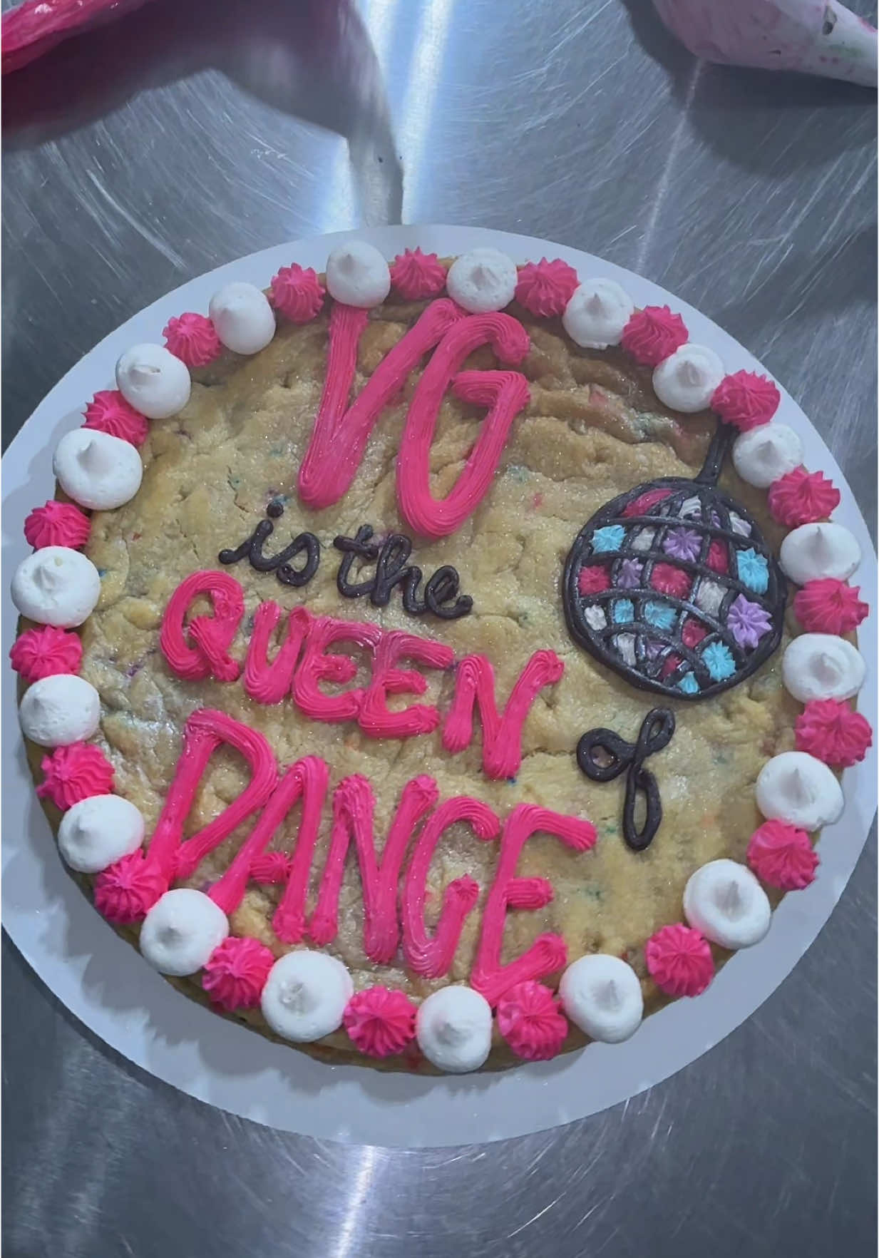 Queen of DANCE🪩💗🍪🫶🏻 the cutest cookie cake!!!!! #cookiecake #shugslaurel #cutie #fyp #cakedecorating 