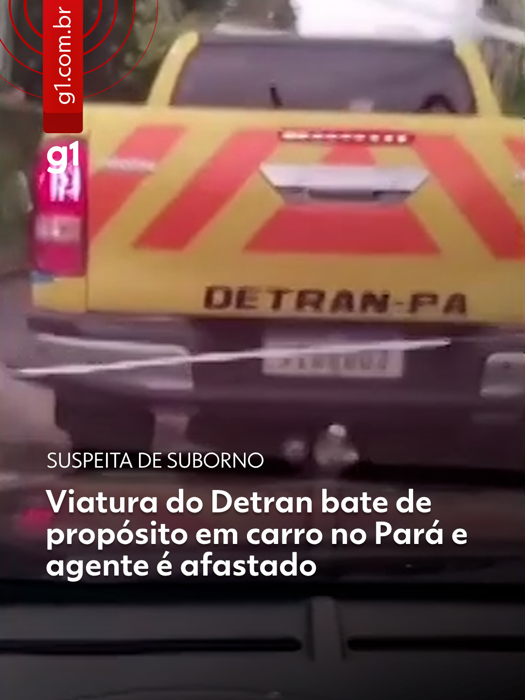 Suspeita de suborno no PA - Um vídeo mostra uma viatura do Departamento de Trânsito do Pará (Detran) batendo de propósito no carro de uma motorista na passagem Olinto Meira, em Ananindeua, na Grande Belém, neste domingo (9). O agente que conduzia a viatura foi afastado do cargo. O nome dele não foi divulgado. De acordo com a própria condutora em um vídeo gravado por moradores da área e em entrevista ao g1, ela se recusou a pagar R$ 400 de suborno pedidos por dois agentes — um homem, que dirigia a viatura, e uma mulher, como condição para que o veículo não fosse guinchado e recolhido, após ter dito que o licenciamento estava vencido. Um outro vídeo, gravado pela própria motorista de dentro do automóvel, mostra quando o agente deu ré na viatura e começou a bater na dianteira do carro. Depois, pela gravação dos moradores, é possível ver que parte do para-choque do carro caiu. A mulher saiu de dentro do veículo bastante abalada com toda a situação. O carro foi recolhido. Ao g1, a condutora, que preferiu não ser identificada, disse que estava na BR-316, em Ananindeua, quando foi abordada pela viatura próximo a uma semáforo. A motorista disse que a mulher foi a primeira a sair da viatura e tentar negociar um valor de suborno depois que verificou que o licenciamento do carro estava vencido. Saiba mais no #g1.