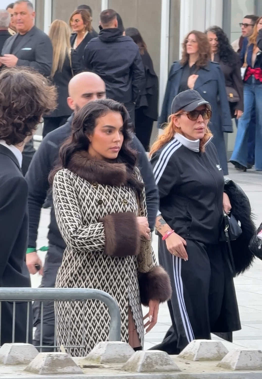 @Georgina Rodríguez leaving the Valentino Show in Paris 🇫🇷 (IG @crazyalyy_) #fashionweek #pfw #parisfashionweek #fashion #mode #valentino #valentinoshow #georginarodriguez