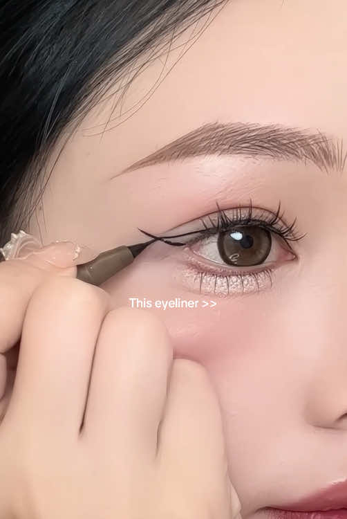 It super easy when I use a liquid eyeliner🖤  #Eyeliner #eyelinertutorial #eyelinertips #eyelinerpencil #liquideyeliner #judydoll 