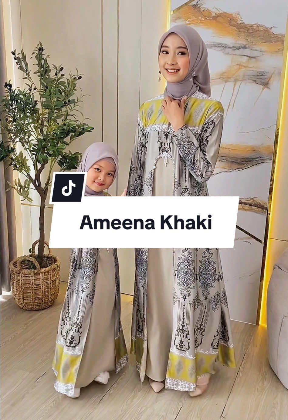 Lebaran kali ini harus pake outfit couple Ameena warna Khaki ini buat ke rumah mertua 🥺✨ Launching hari SELASA jam 10 pagi hanya di live yaaa💖 #sarimbit #sarimbitlebaran #couple #couplegoals #ibudananak #ootdhijab #ootdmuslimah #lebaran2025 #lebaran #sarimbitkeluarga #gamisanak #bbccollections #ootdhijabstyle #lebaran2025🕌☪️ #keluarga #ramadhanekstraseru