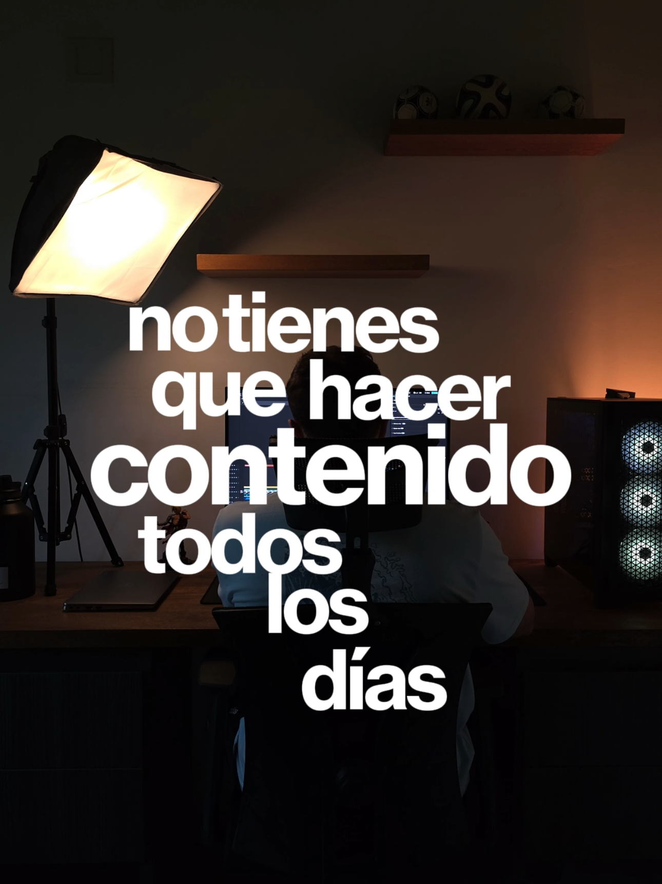 Cómo grabar un mes de contenido en 1 hora (sí, en serio). 1. Guarda este post porque te va a ahorrar HORAS de trabajo. 2. Antes de grabar, define los b-rolls que necesitas. Piensa en los temas que cubres y graba clips que los refuercen. Por ejemplo, si hablas de fitness, graba entrenando, preparando tus comidas o revisando tu progreso. 3. Graba clips  que puedas usar en diferentes contextos: Trabajo: Escribiendo en el computador, tomando café, revisando notas. Rutina diaria: Caminando, leyendo, organizando tu espacio. Creatividad: escribiendo ideas,, planeando contenido, ajustando tu cámara. 4. Varía los ángulos. Un mismo clip en close-up, plano general y sobre el hombro te da más material sin grabar de más. 5. Organiza tus clips en carpetas según tema para encontrarlos rápido cuando los necesites. Ojo con esta: Graba nuevos b-rolls cada 15 o 30 días para refrescar un poco y mantener tu contenido dinámico. De nada. #negociosdigitales #marketing #creador #marcapersonal #clips 