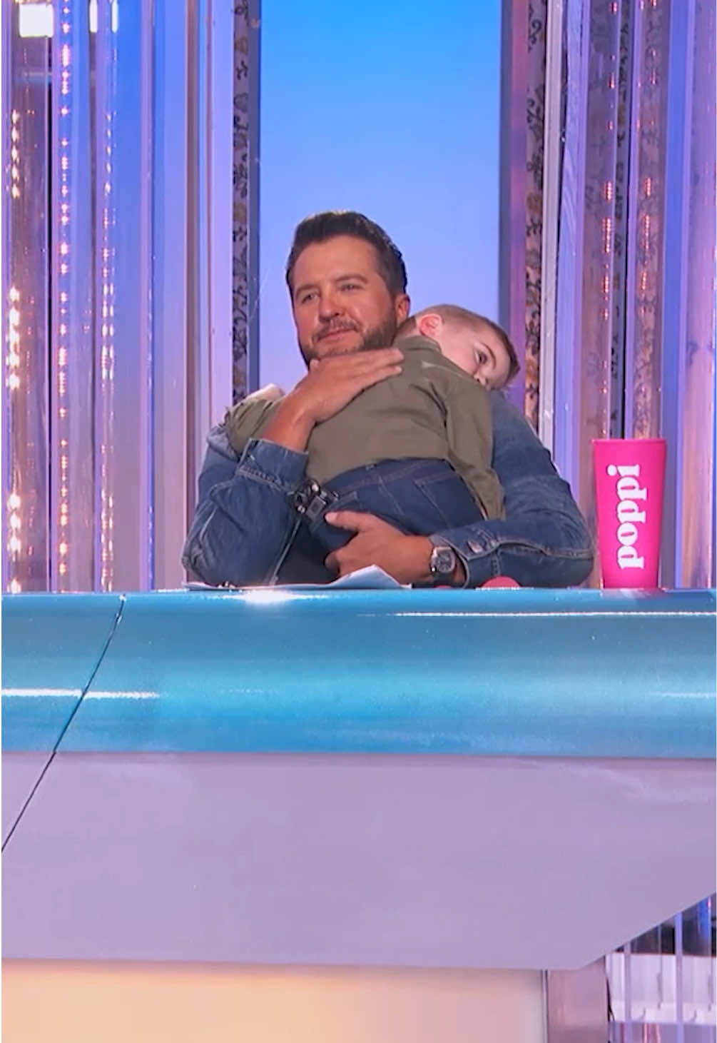 Ain’t nothin’ sweeter than a baby fallin’ asleep on your shoulder. Don’t snooze west coast, #idol is comin’ on soon. 