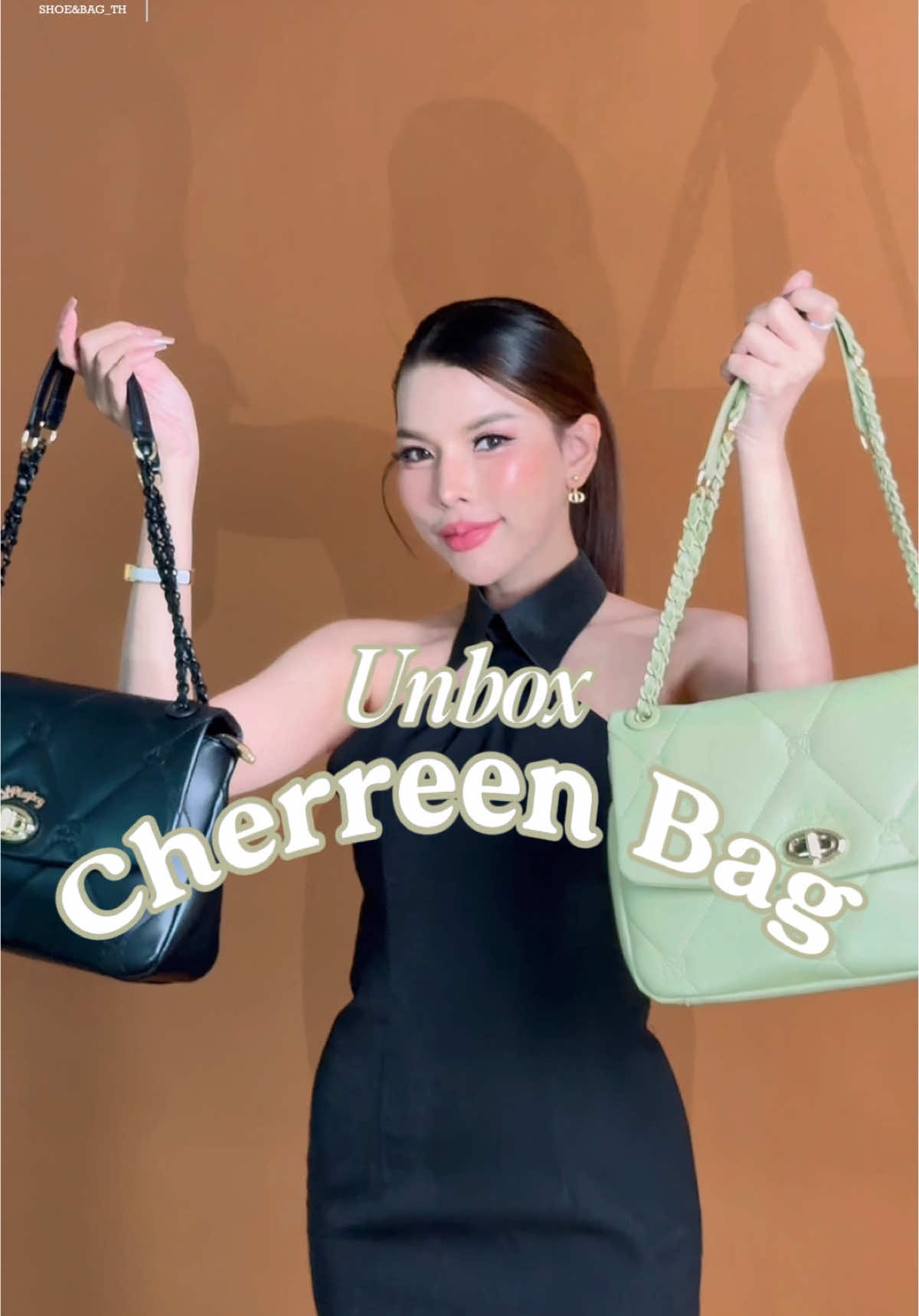 วันนี้มา #Review ให้อีกรุ่น! น้อง #CherreenBag แต่งลายเชอร์รี่สุด cute 🍒มีให้เลือก 2 สี แล้วยังจุของได้เยอะ สวย จบ ครบในใบเดียวเลยค่า 👜 #PLAYBOY #PLAYBOYSHOEBAGTHAILAND #Reviewกระเป๋า