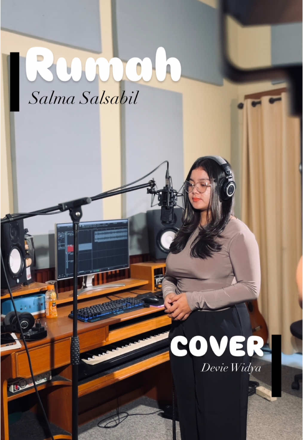 “Mulai lelah, dengan tekanan, diduniaku sendiri, ingin pulang kepangkuannya🥹🤍🏡 “Rumah - Salma Salsabil” Kata siapa dewasa itu enak🥹 #cover #coversong #indomusikgram #coverlagu #musik #fyp #foryou #lewatberanda #salmasalsabil #rumah 