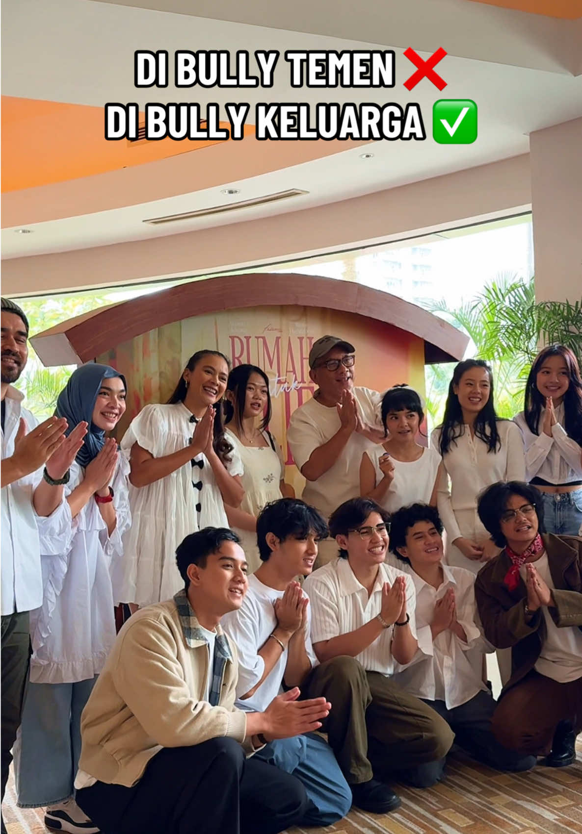 Sakit nya sampe sini liat Alie di perlakukan sejahat ini sama keluarganya sendiri @Falcon Pictures  #rumahuntukalie #rumahuntukaliefilm #filmrumahuntukalie #novellennliu #lennliu #bully #bullyingisnotcool #stopbullying🛑✋ #bahastontonan #tiktoktainment #tiktokimpact #reviewfilmbydestafavot 