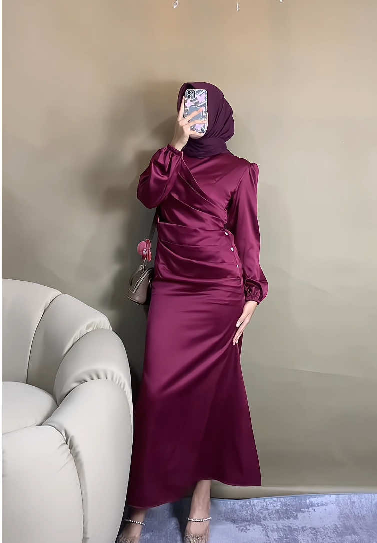 Fitted dress😍 #dress #dresslebaran #lebaran #bajulebaran #trending #fypシ゚ #fypage #fyppppppppppppppppppppppp #fypp #fypp #trendingvideo #lewatberanda #lewatberandamu #satin #dressatin 