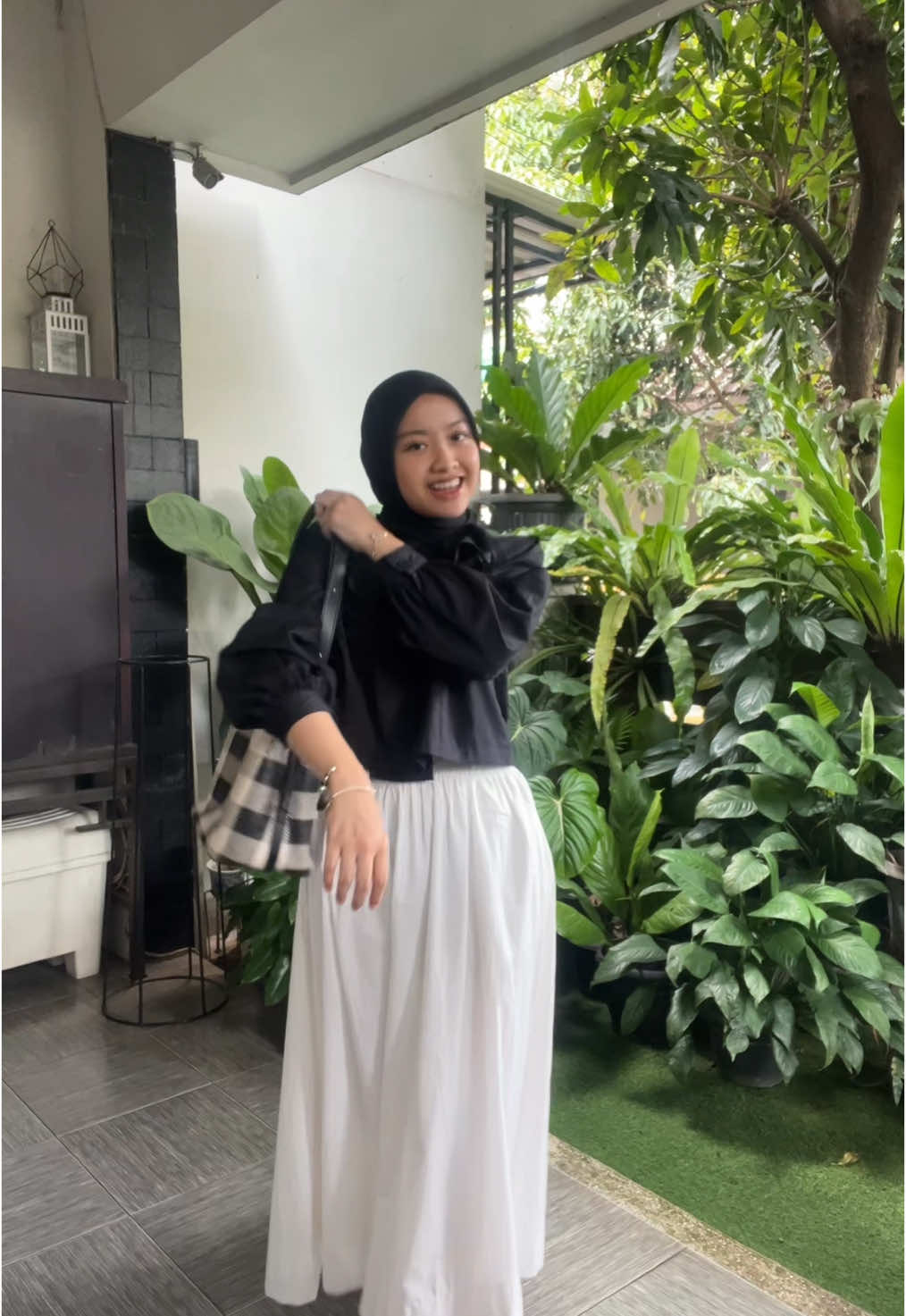 tlah atau tak yang benerr siiii?? | details: Cek showcase!!! Tessa Blouse & Saba Skirt darii @miaamanda20  . . . #hijab #outfitcheck #feminimenergy #OOTD #fypシ゚ 