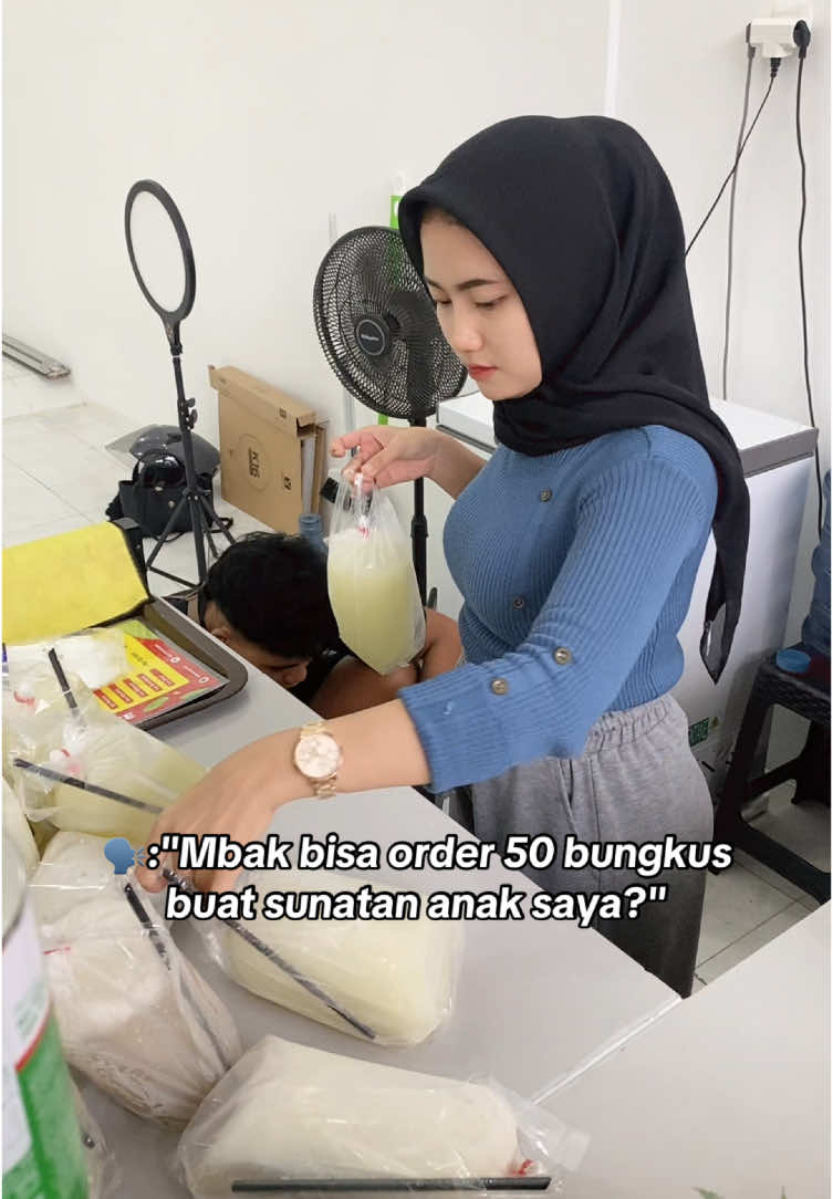 Baru buka 2 hari udah dapet orderan 50 bungkus 😭