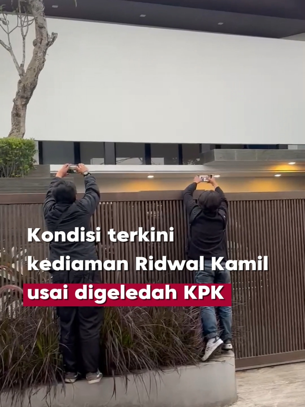 Rumah Ridwan Kamil Sepi Usai Penggeledahan KPK Suasana di kediaman mantan Gubernur Jawa Barat, Ridwan Kamil, tampak sepi setelah beredarnya kabar penggeledahan oleh Komisi Pemberantasan Korupsi (KPK) pada Senin (10/3). Hanya terlihat beberapa kendaraan terparkir di dalam rumah yang berlokasi di Jalan Gunung Kencana, Kota Bandung. Di depan rumah, sejumlah awak media berjaga untuk mencari informasi lebih lanjut terkait penggeledahan yang dibenarkan oleh Ketua KPK, Setyo Budiyanto. Penggeledahan ini merupakan bagian dari penyidikan dugaan korupsi di PT Bank Pembangunan Daerah Jawa Barat dan Banten (BJB), namun KPK belum mengumumkan pihak yang telah ditetapkan sebagai tersangka. Baca berita selengkapnya di Jabar.antaranews.com Sumber: ANTARA/Ruby Jovan Content creator: Aldi/Ilham/Decky #KPK #KorupsiBJB #RidwanKamil #Penggeledahan 