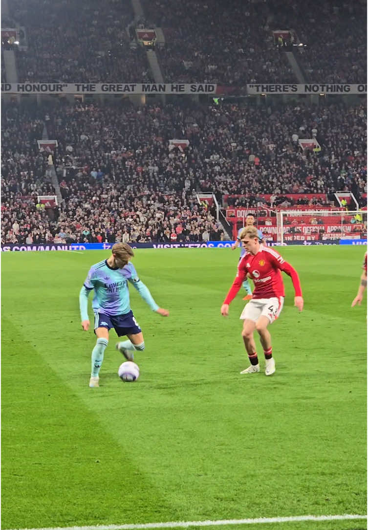 Odegaard trips over his own feet and asks for a foul 🤣🤣 #fyp #foryou #football #manchesterunited #arsenal #funny 