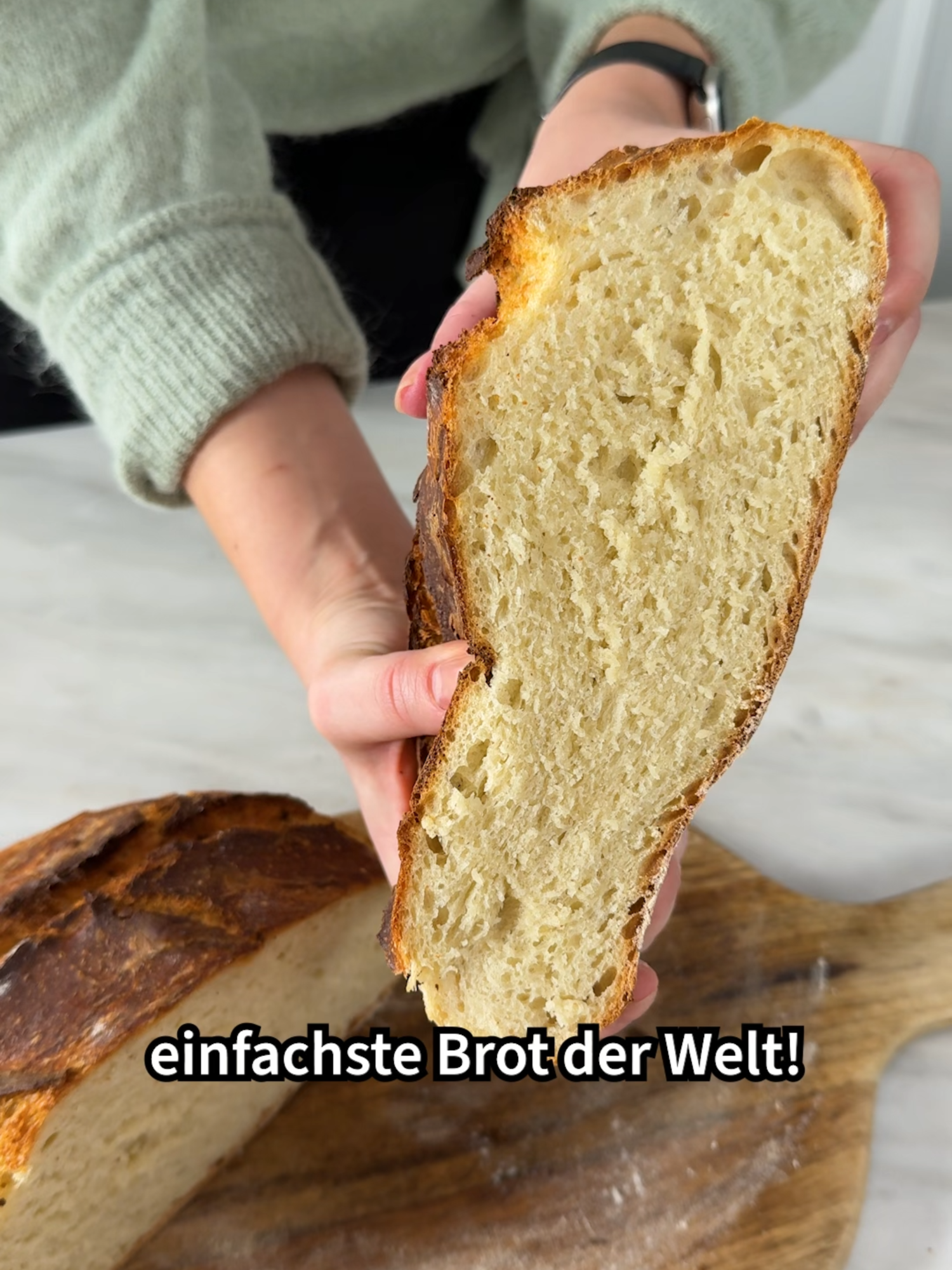 Ans Brotbacken hast du dich bisher noch nicht getraut? 🥖 Rose zeigt dir heute wie’s besonders einfach geht & am Ende garantiert innen superfluffig und außen wahnsinnig knusprig wird. 📝Die Zutaten: 10 g Hefe 10 g Zucker 450 g Wasser, lauwarm 600 g Dinkelmehl, Type 630 - 20 g Salz ⏳8-12 Stunden, am besten über Nacht im Kühlschrank gehen lassen 🔥30 Minuten im geschlossenen Topf bei 250°C O-/U-Hitze backen; danach erneut 20 Minuten ohne Topf bei 200°C O-/U-Hitze backen, damit das Brot schön knusprig wird #brotbacken #brotrezepte #brotselbermachen #backrezepte #einfacherezepte #rosefoodboom #wearefood #foodboom