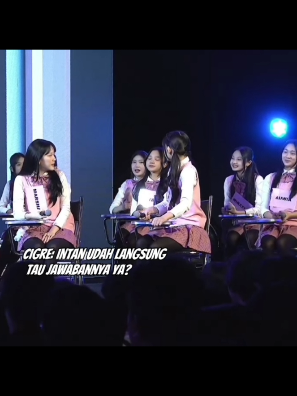 cigre: intan udah langsung tahu jawabannya ya? Indah: intan udah tau! Indah pasti udah tau kalau intan dulunya sebelum gabung jkt adalah fans yang sering lewat fyp cover dance JKT48 😂 #jkt48 #jkt48newera #intanjkt48 #indahjkt48 #jkt48school 