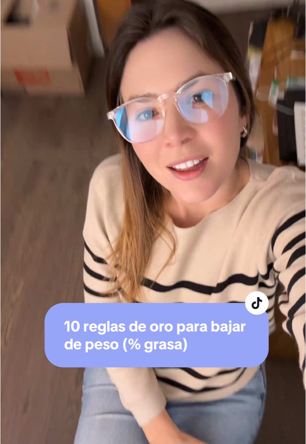 🔥 10 REGLAS INFALIBLES PARA REDUCIR TU PORCENTAJE DE GRASA 🔥 ¿Quieres un cuerpo más tonificado y saludable? Sigue estas reglas clave para perder grasa sin sacrificar tu bienestar: 1️⃣ Crea un déficit calórico: Consume menos calorías de las que gastas. 2️⃣ Di NO a las calorías vacías: Evita los ultraprocesados y las bebidas azucaradas. 3️⃣ Llena tu plato de verduras: Aportan fibra, saciedad y nutrientes esenciales. 4️⃣ Aumenta tu consumo de proteína: Te ayuda a preservar músculo y acelerar el metabolismo. 5️⃣ Muévete al menos 3 veces por semana: Entrena con pesas, haz cardio o simplemente mantente activo. 6️⃣ Duerme mínimo 7 horas: Un buen descanso regula tus hormonas y favorece la quema de grasa. 7️⃣ Controla el estrés: El cortisol elevado puede dificultar la pérdida de grasa. 8️⃣ Camina más: Aumenta tus pasos diarios y mantente en movimiento. 9️⃣ Sé constante: La clave está en la disciplina y la paciencia. 🔟 Disfruta el proceso: Ámate en cada etapa mientras trabajas por tu mejor versión. 💪 ¿Listo para transformar tu cuerpo? Empieza hoy y haz que cada pequeño cambio cuente. 🚀 #PérdidaDeGrasa #DéficitCalórico #VidaSaludable #FitnessMotivation #Entrenamiento #Nutrición #Bienestar #CuerpoFit #HábitosSaludables #AmorPropio #saludybienestar 