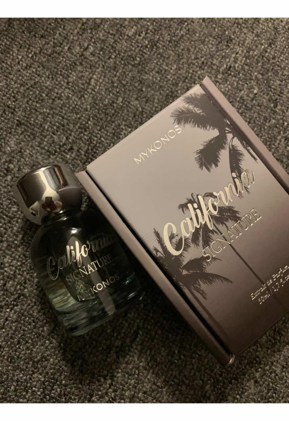 Parfum Mykonos California Signature adalah wewangian unisex yang menghadirkan aroma aromatic fougère yang segar, manis, dan sensual, cocok untuk digunakan di musim panas.  Cocok buat daily ke kantor, kondangan dan acara acra formal lainnya 🥰#fypシ゚ #parfumcowok #parfum #mykonos #parfumviral #rekomendasiparfumcowok 