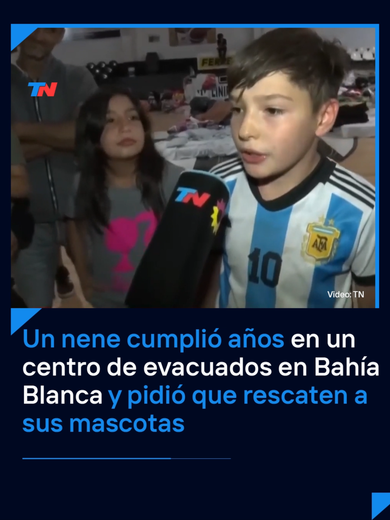 Francesco cumplió 13 años en un centro de evacuados porque su casa está tapada de agua y debió abandonarla junto a su familia. Sin embargo, aún allí están sus mascotas y pidió por ellas: 