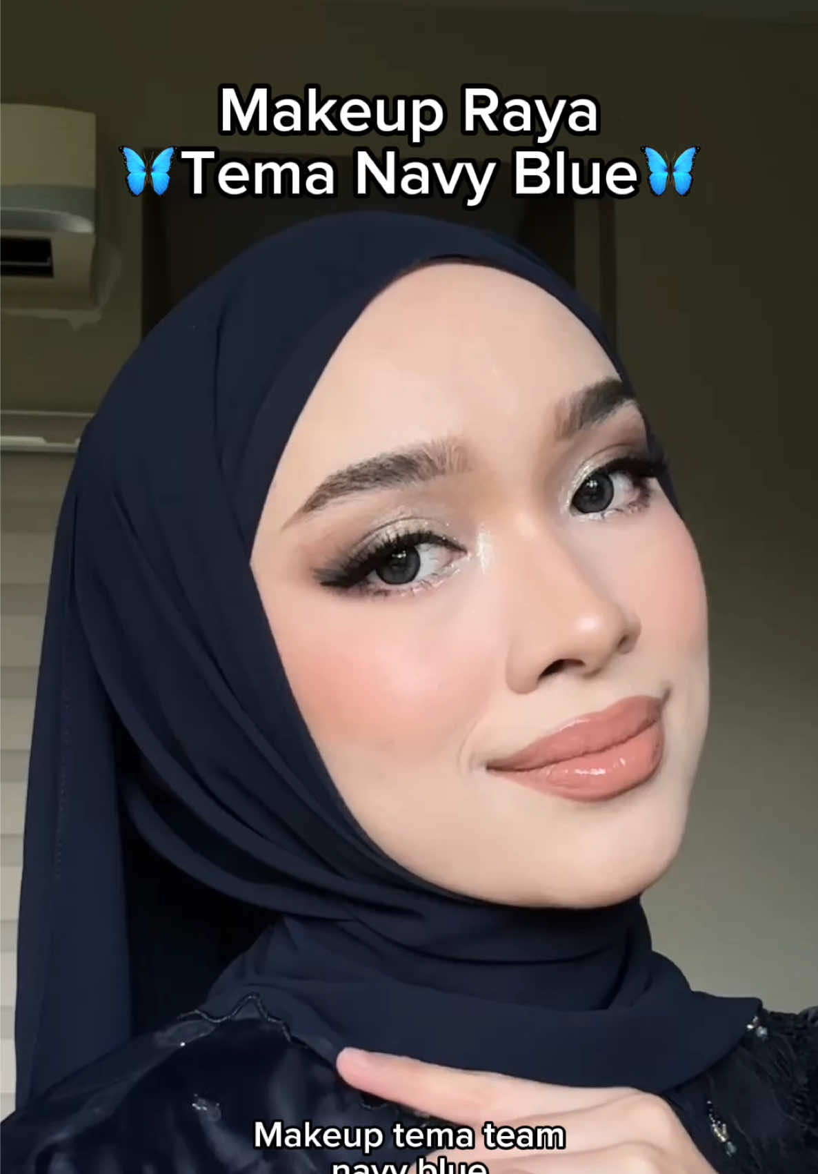 🦋MAKEUP TEAM NAVY BLUE🦋 siapa bakal beraya tema warna biru tahun 2025 ni boleh cuba makeup look soft glam mcm ni!🫶🏻 ✨Product Details✨ foundation: skintific matte cushion code 00 porcelain contour: tkbytyra code halo dusk blusher: timephoria code 02 love lust concealer: huda beauty code royal loose powder: huda beauty code cherry blossom eyeshadow: huda beauty pretty grunge  liquid glitter: skyko powder base makeup: faszfaozi face palette lipliner: ABH code mauve lipgloss: rom&and code 01 peony ballet setting spray: @skintific.my matte setting spray contact lens: lavue code misty grey #denimcushion #cushionjeans #cushionraya #skintificcushion #makeupraya #raya2025 #makeuptemanavyblue 