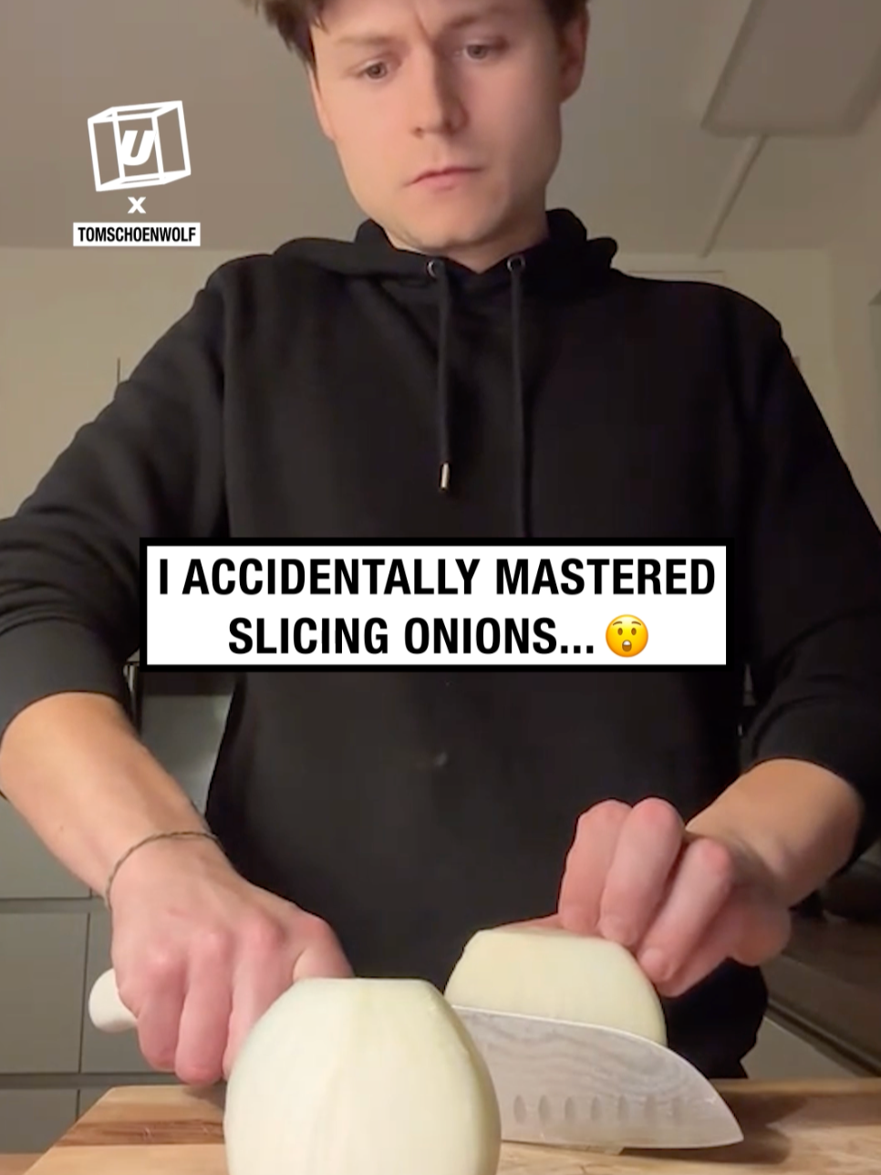 How is it even doing that?! 😂🧅 🎥: @tomschoenwolf  #UNILAD #onions #satisfying #funnyy #fails #vegetables