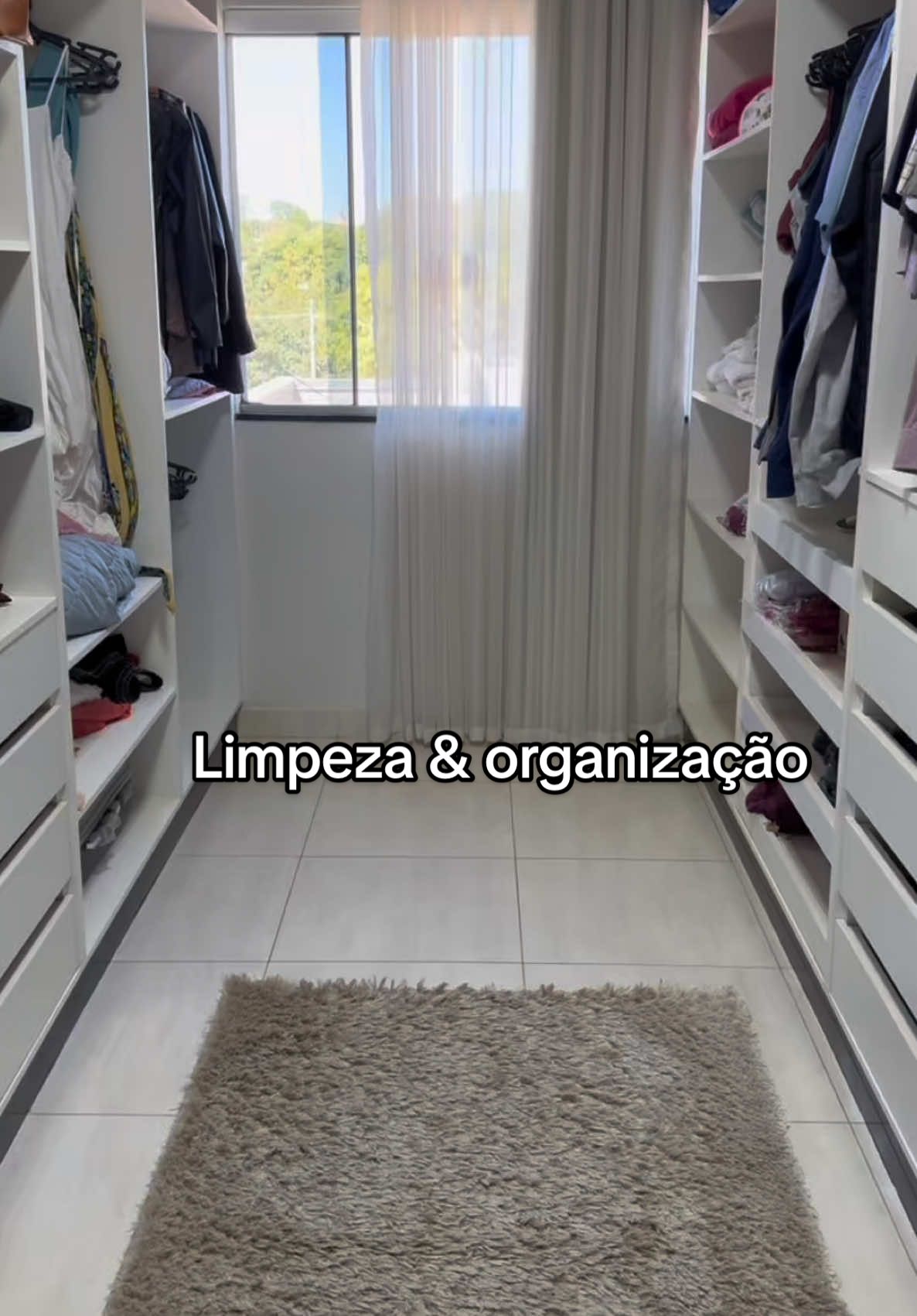 Organização e limpeza no quarto e closet 🪣🧹🫧 . . . #limpeza #donadecasa #rotinadecasa #limpandoacasa #quarto #closet #rotina #rotinadelimpeza 