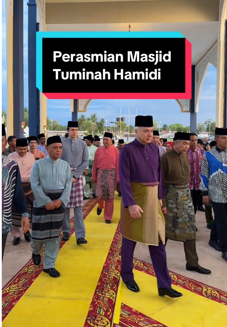 Mengiringi keberangkatan DYMM Paduka Seri Sultan Perak, Sultan Nazrin Muizzuddin Shah Ibni Almarhum Sultan Azlan Muhibbuddin Shah Al-Maghfur-Lah ke Majlis Berbuka Puasa & Perasmian Masjid Tuminah Hamidi di Bagan Datuk. Majlis ini turut dihadiri YAB Timbalan Perdana Menteri, Dato’ Seri @Ahmad Zahid Hamidi  Semoga Masjid Tuminah Hamidi akan terus makmur & berperanan sebagai mercu tanda keharmonian, perpaduan serta menjadi pusat penyatuan umat Islam khususnya di Daerah Bagan Datuk. Daulat Tuanku.