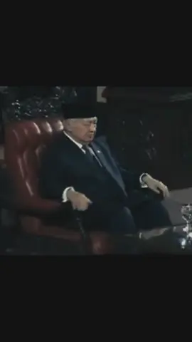 Soeharto (8 Juni 1921 – 27 Januari 2008) adalah Presiden Indonesia kedua yang menjabat sejak tahun 1968 sampai 1998. Sebelumnya ia pernah menjabat sebagai penjabat presiden sebelum akhirnya diangkat menjadi presiden. Secara luas ia dianggap sebagai diktator militer oleh pengamat internasional. Soeharto memimpin Indonesia sebagai rezim otoriter sejak kejatuhan pendahulunya Soekarno pada tahun 1967 hingga pengunduran dirinya pada tahun 1998 menyusul kerusuhan nasional.[3][4] Kediktatorannya selama 32 tahun dianggap sebagai salah satu kediktatoran paling brutal dan korup di abad ke-20.[5][6] #indonesia🇮🇩 #soeharto #presiden #masukberanda #fyp #pemimpin #CapCut 