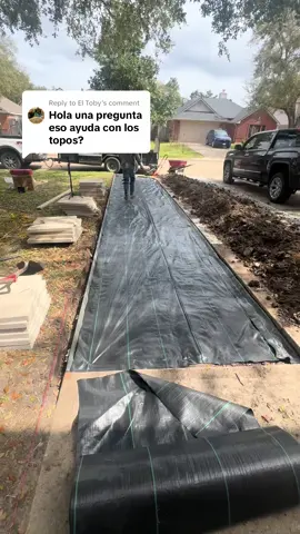 Replying to @El Toby  aqui una explicacion de como puedes usar este rollo anti maleza de 3.2oz #landscaping #jardineria #landscaper #paisajista #paisajismo #hardscape #driveway #construction #concrete #concretelife #work #diyproject 