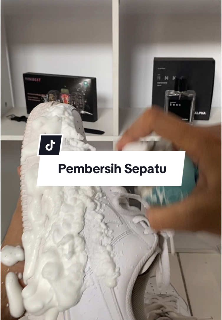 Shoe cleaner dari Loxus bikin bersihin sepatu jadi gampang banget. Gak perlu pake air dan sabun, tinggal semprot dan sikat. Dipaketan pembelian juga lengkap dengan alat-alatnya. Disclaimer; harga sewaktu-waktu bisa berubah jadi kalau dapat harga bagus langsung cek out di keranjang kuning di kiri bawah vidio #shoecleaner #shoecleaning #pembersihsepatu #cucisepatu #sepatu 
