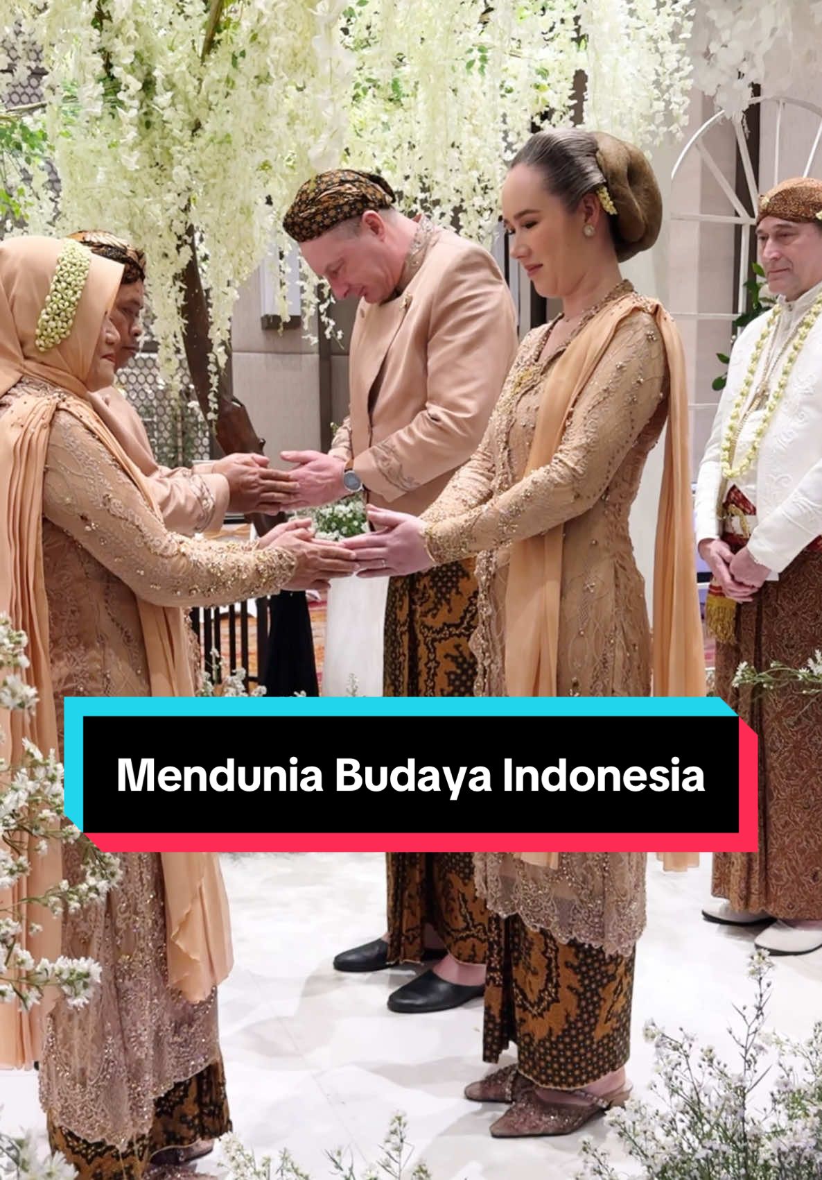 Wedding kak @Sakura Lisha #nikensalindry #akbar #fyp #fypage #ungaran #ungaransemarang #ungaranhits #pengantin #pengantinviral #pengantinbaru #pengantincantik #pengantinjawa #pengantinbugis #wedding #weddingtiktok #weddingday #weddingdress #bule 