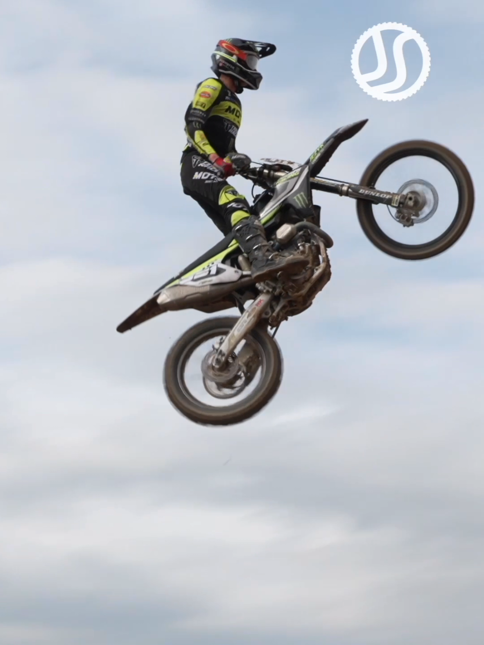 The #Bellpuig vid jumping to the tube 🚀 • #Motocross #4stroke #Dirtbike #espmotocross #whip #scrub #fly #moto #triumph #yamahayz #ktmfactoryracing 